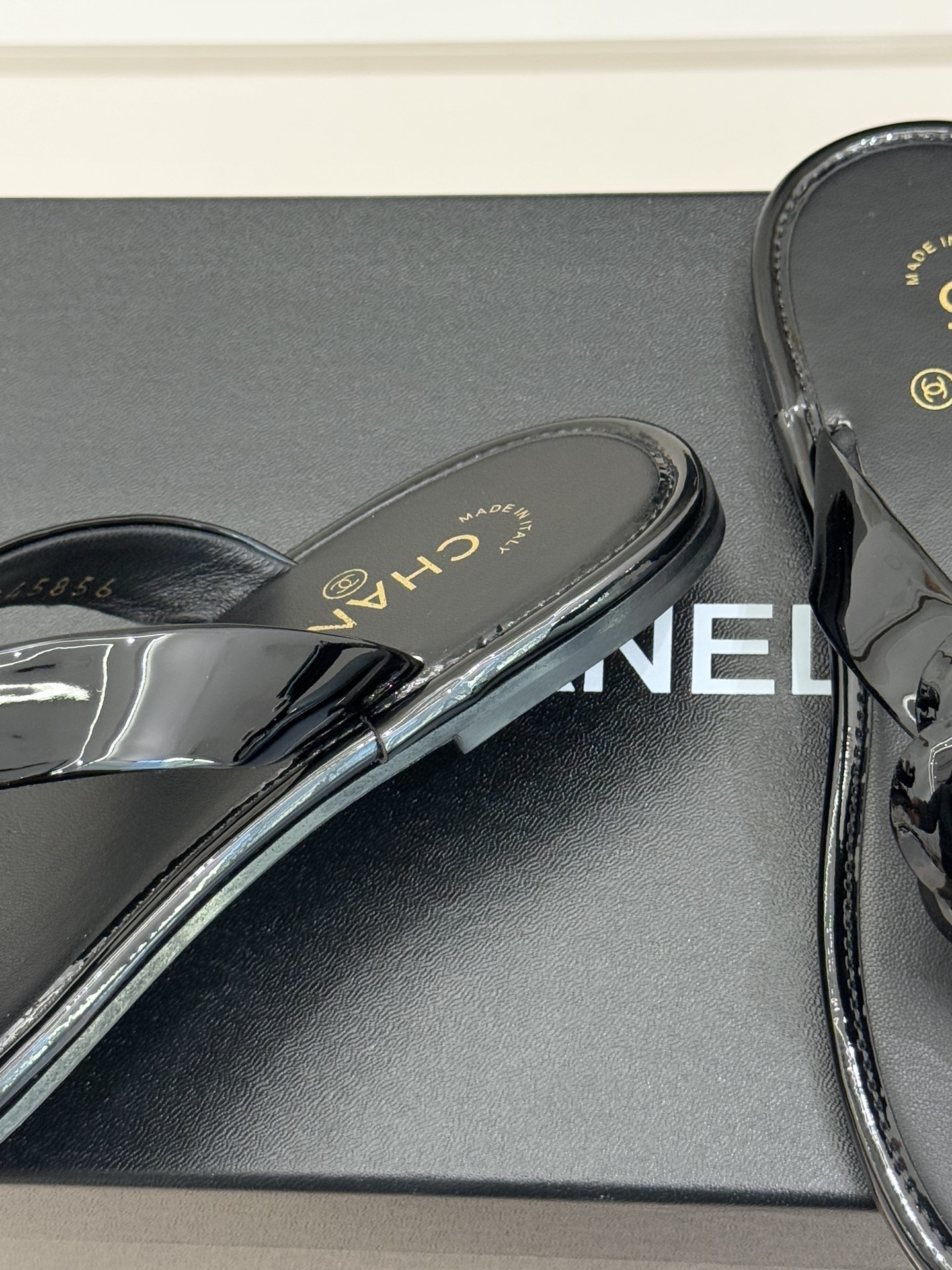 CHANE*｜小香 26C早春新品山茶花夹脚人字拖鞋将标志性山茶花元素注入慵懒步调让轻奢质感融入每一段自