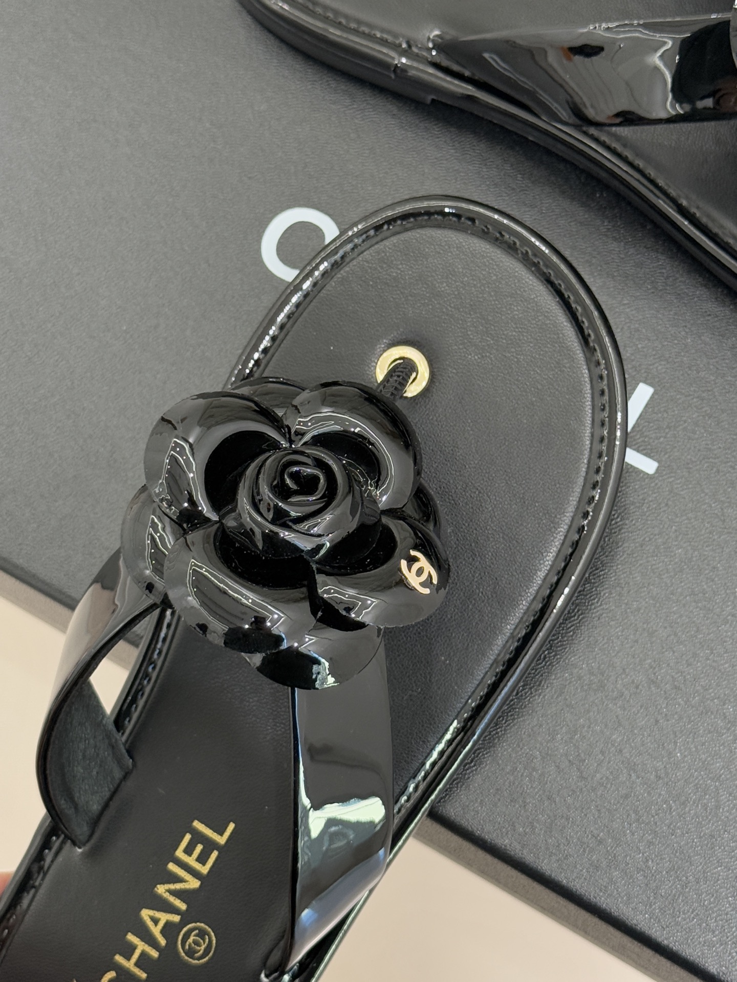 CHANE*｜小香 26C早春新品山茶花夹脚人字拖鞋将标志性山茶花元素注入慵懒步调让轻奢质感融入每一段自