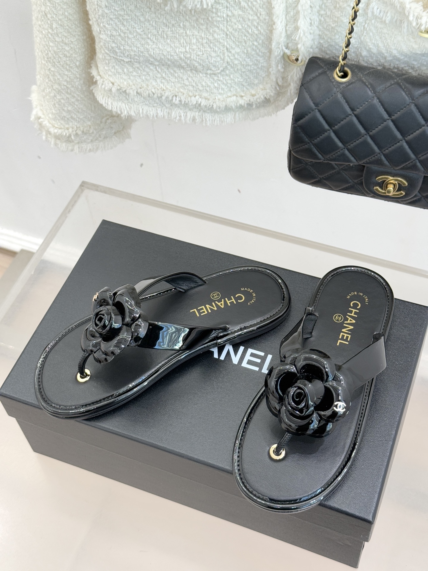 CHANE*｜小香 26C早春新品山茶花夹脚人字拖鞋将标志性山茶花元素注入慵懒步调让轻奢质感融入每一段自