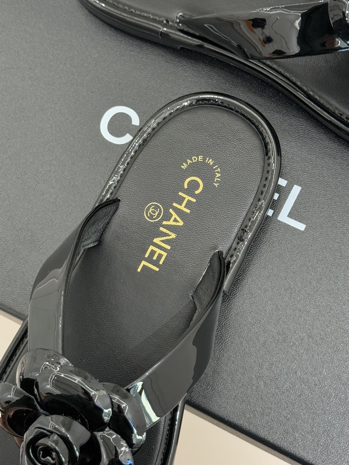 CHANE*｜小香 26C早春新品山茶花夹脚人字拖鞋将标志性山茶花元素注入慵懒步调让轻奢质感融入每一段自