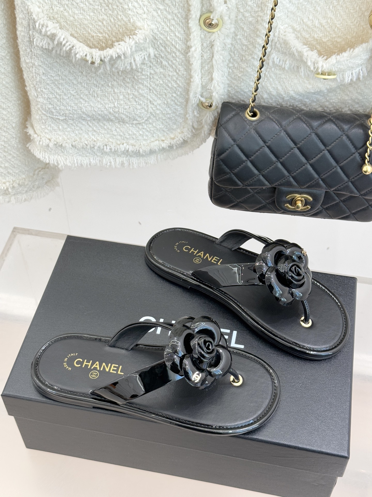 CHANE*｜小香 26C早春新品山茶花夹脚人字拖鞋将标志性山茶花元素注入慵懒步调让轻奢质感融入每一段自