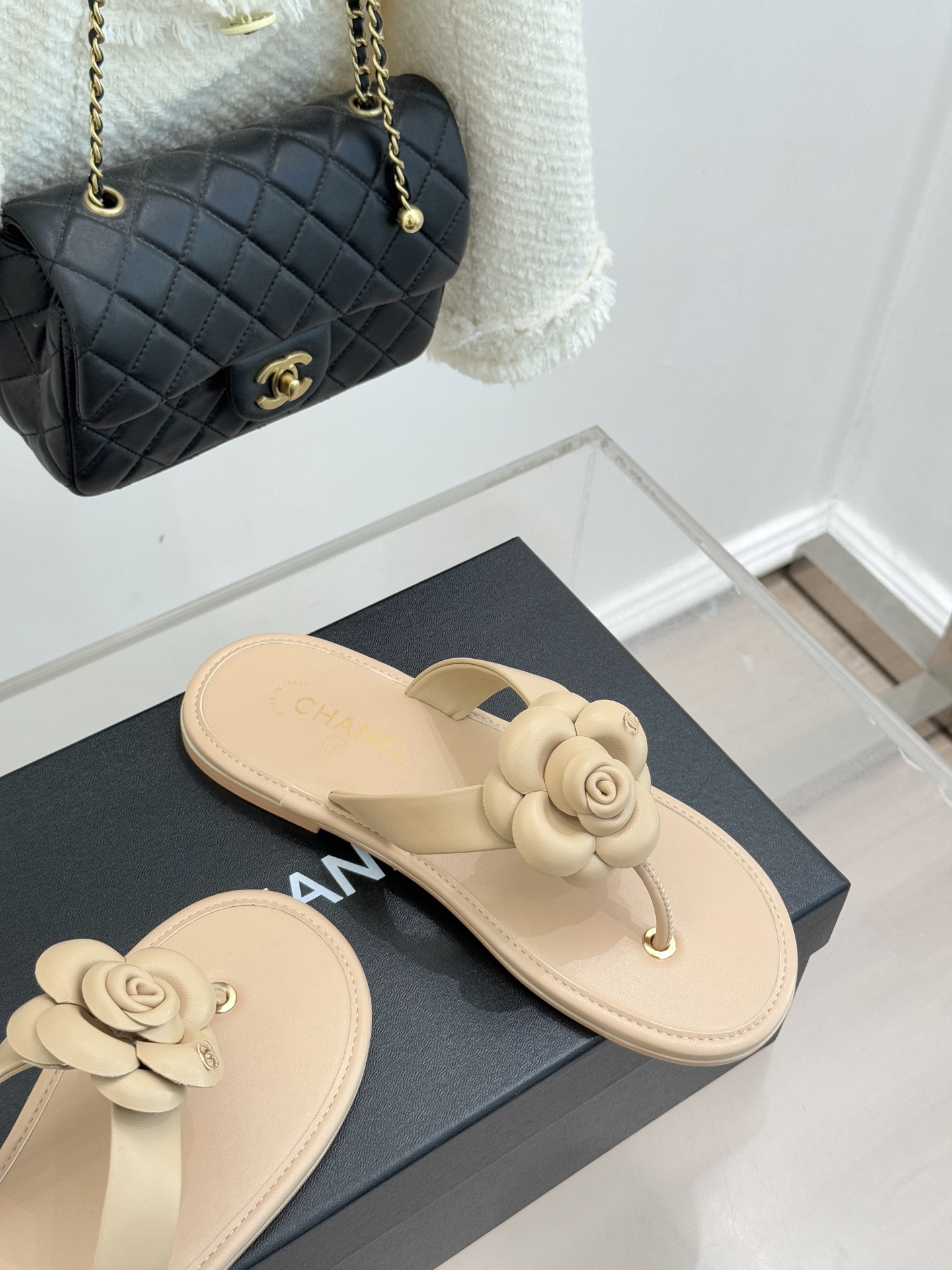 CHANE*｜小香 26C早春新品山茶花夹脚人字拖鞋将标志性山茶花元素注入慵懒步调让轻奢质感融入每一段自