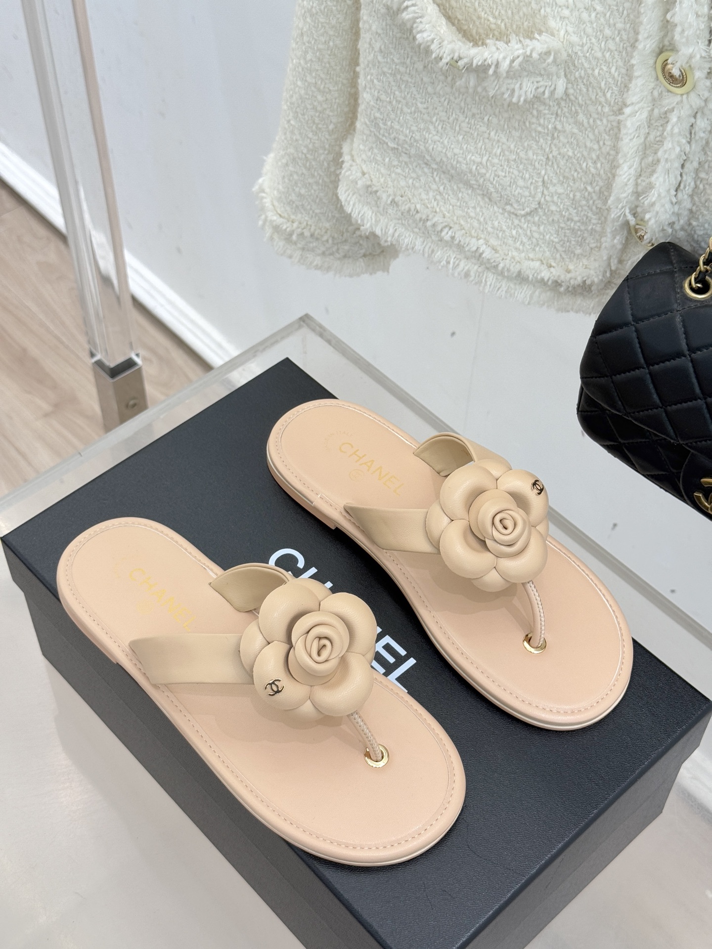 CHANE*｜小香 26C早春新品山茶花夹脚人字拖鞋将标志性山茶花元素注入慵懒步调让轻奢质感融入每一段自