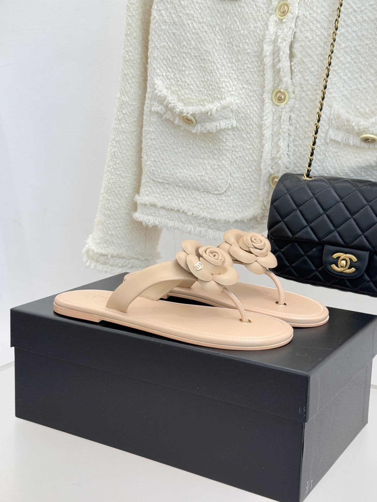 CHANE*｜小香 26C早春新品山茶花夹脚人字拖鞋将标志性山茶花元素注入慵懒步调让轻奢质感融入每一段自