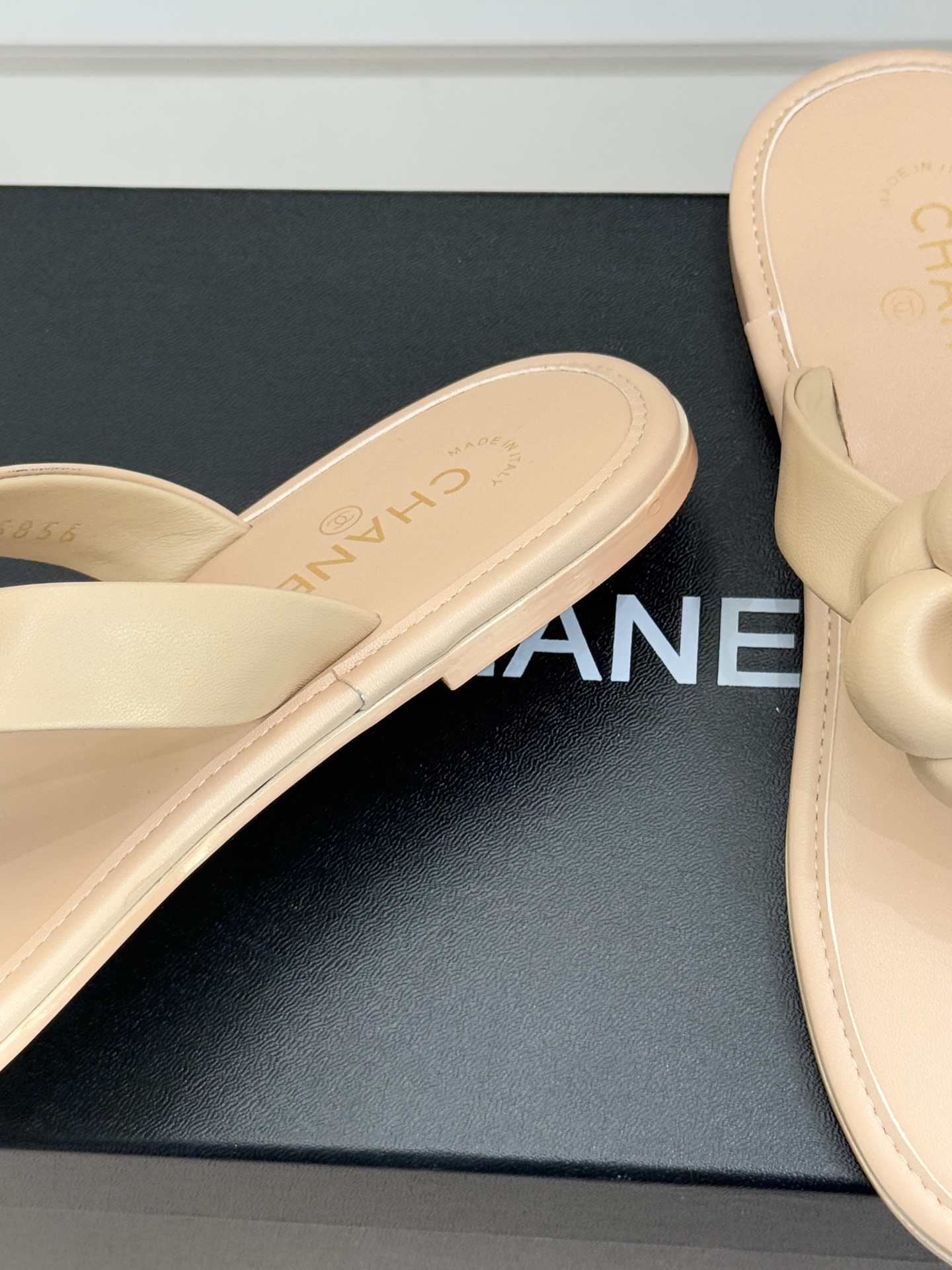 CHANE*｜小香 26C早春新品山茶花夹脚人字拖鞋将标志性山茶花元素注入慵懒步调让轻奢质感融入每一段自