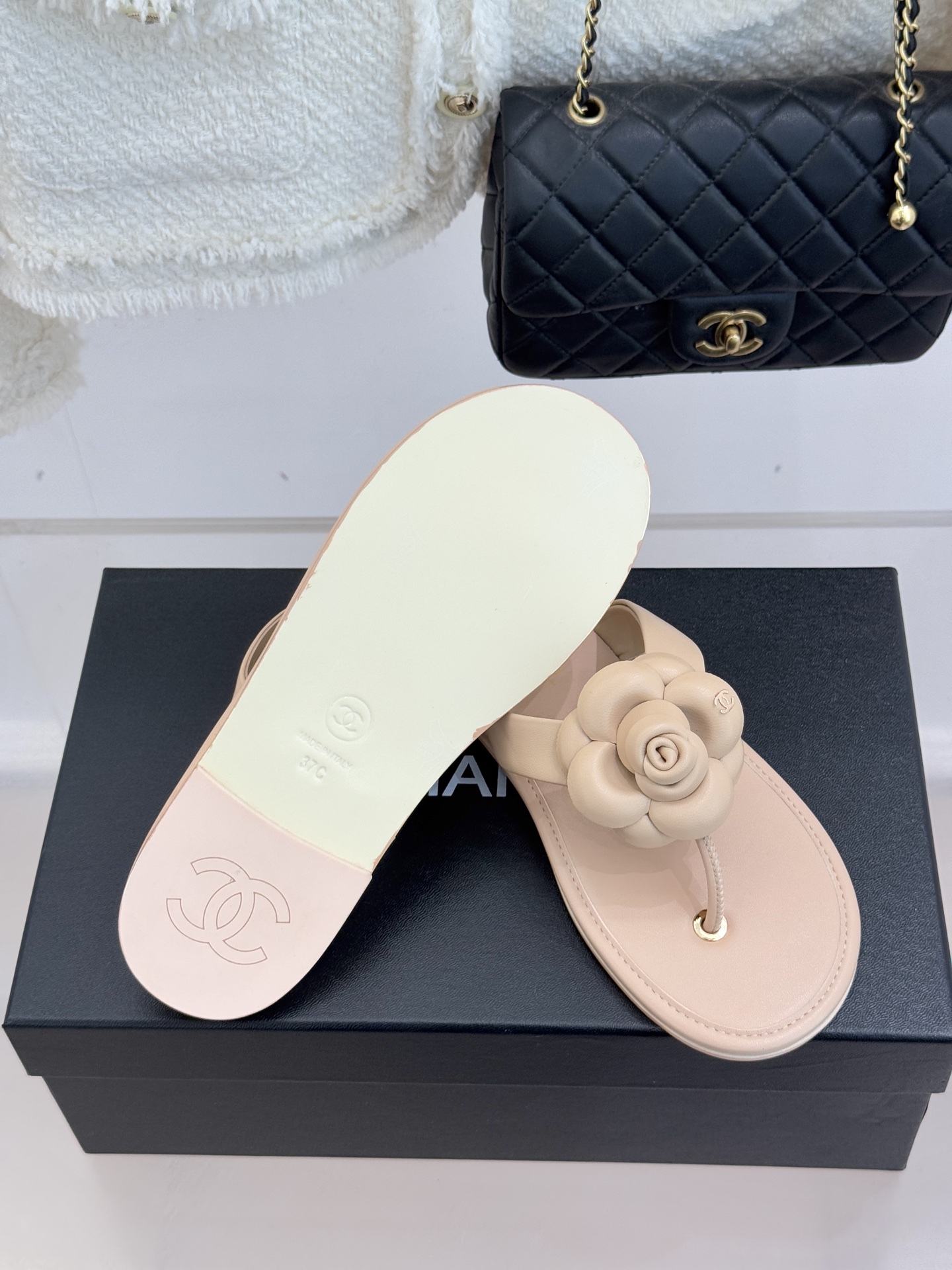 CHANE*｜小香 26C早春新品山茶花夹脚人字拖鞋将标志性山茶花元素注入慵懒步调让轻奢质感融入每一段自