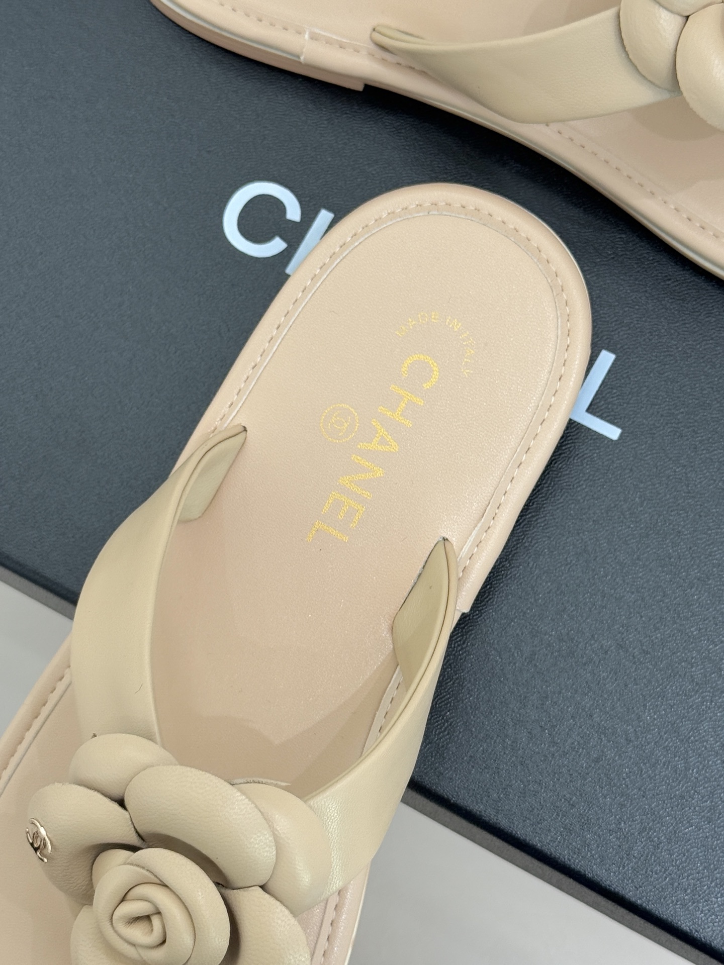 CHANE*｜小香 26C早春新品山茶花夹脚人字拖鞋将标志性山茶花元素注入慵懒步调让轻奢质感融入每一段自