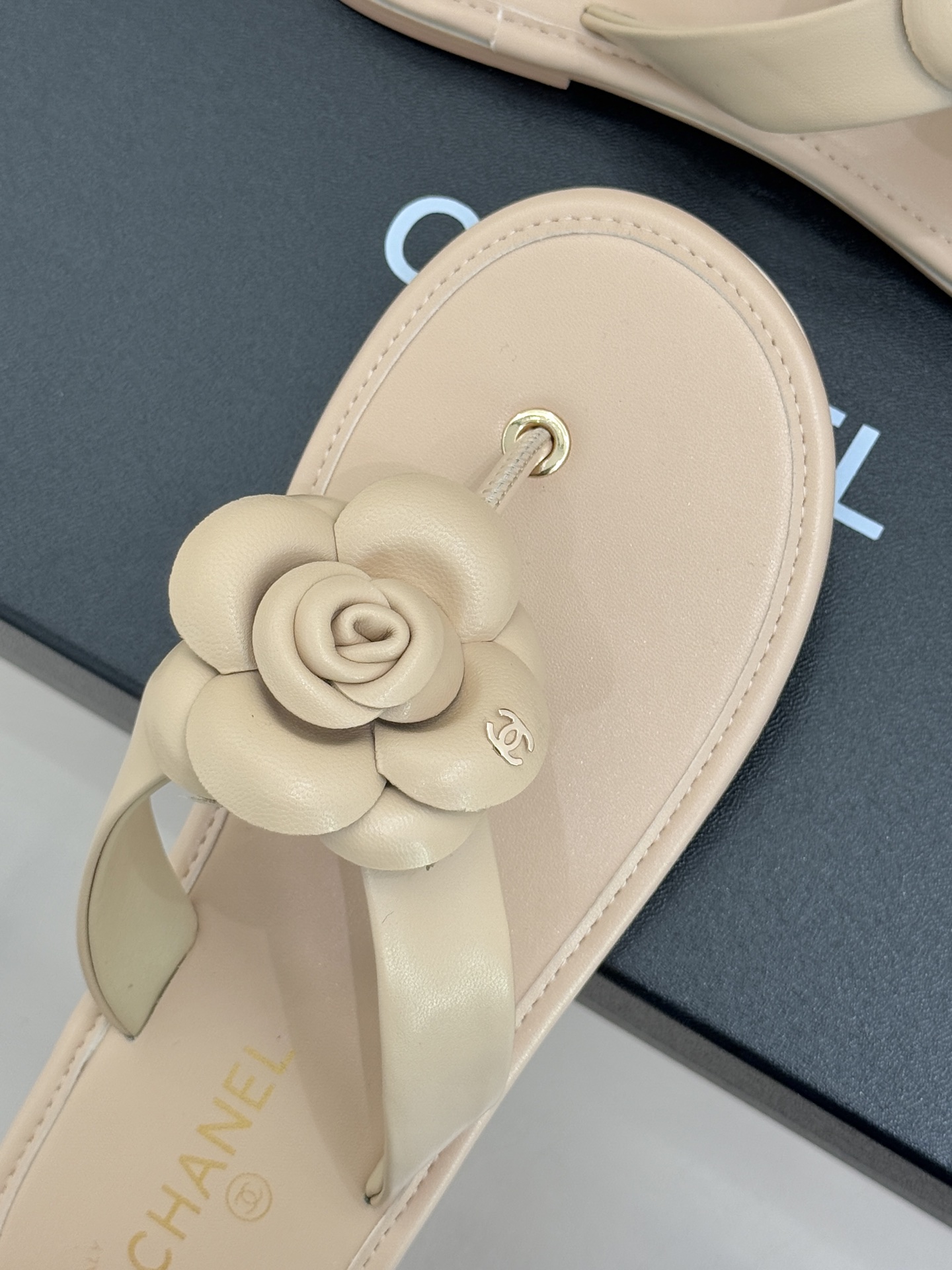 CHANE*｜小香 26C早春新品山茶花夹脚人字拖鞋将标志性山茶花元素注入慵懒步调让轻奢质感融入每一段自