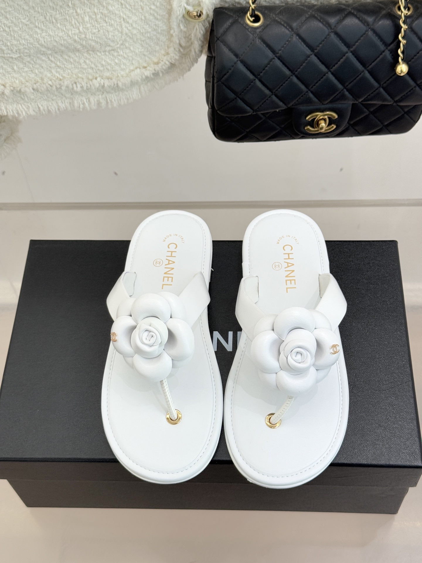 CHANE*｜小香 26C早春新品山茶花夹脚人字拖鞋将标志性山茶花元素注入慵懒步调让轻奢质感融入每一段自