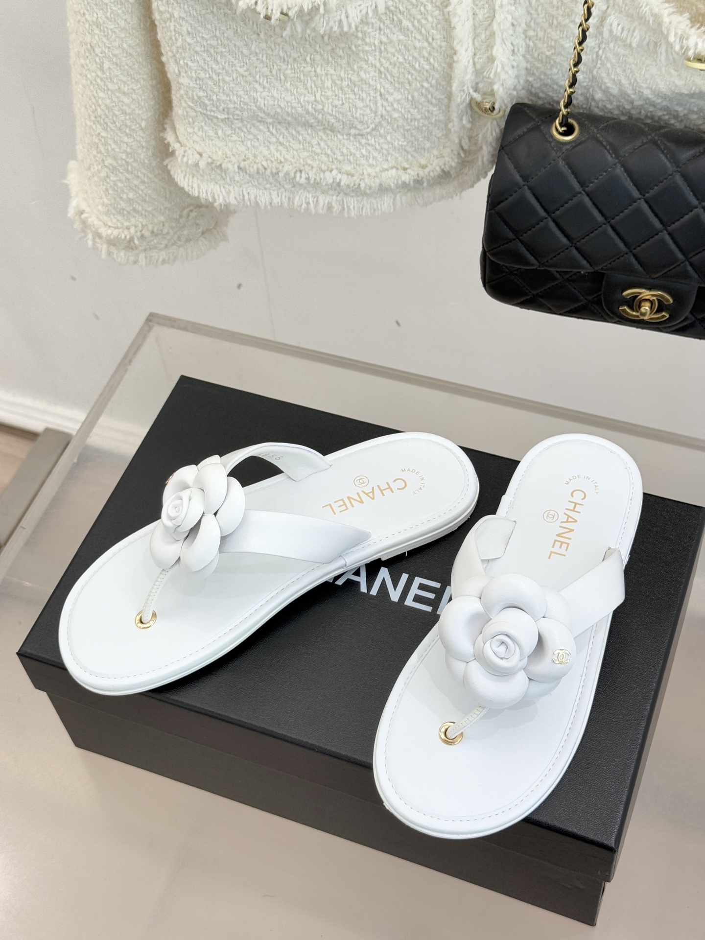 CHANE*｜小香 26C早春新品山茶花夹脚人字拖鞋将标志性山茶花元素注入慵懒步调让轻奢质感融入每一段自