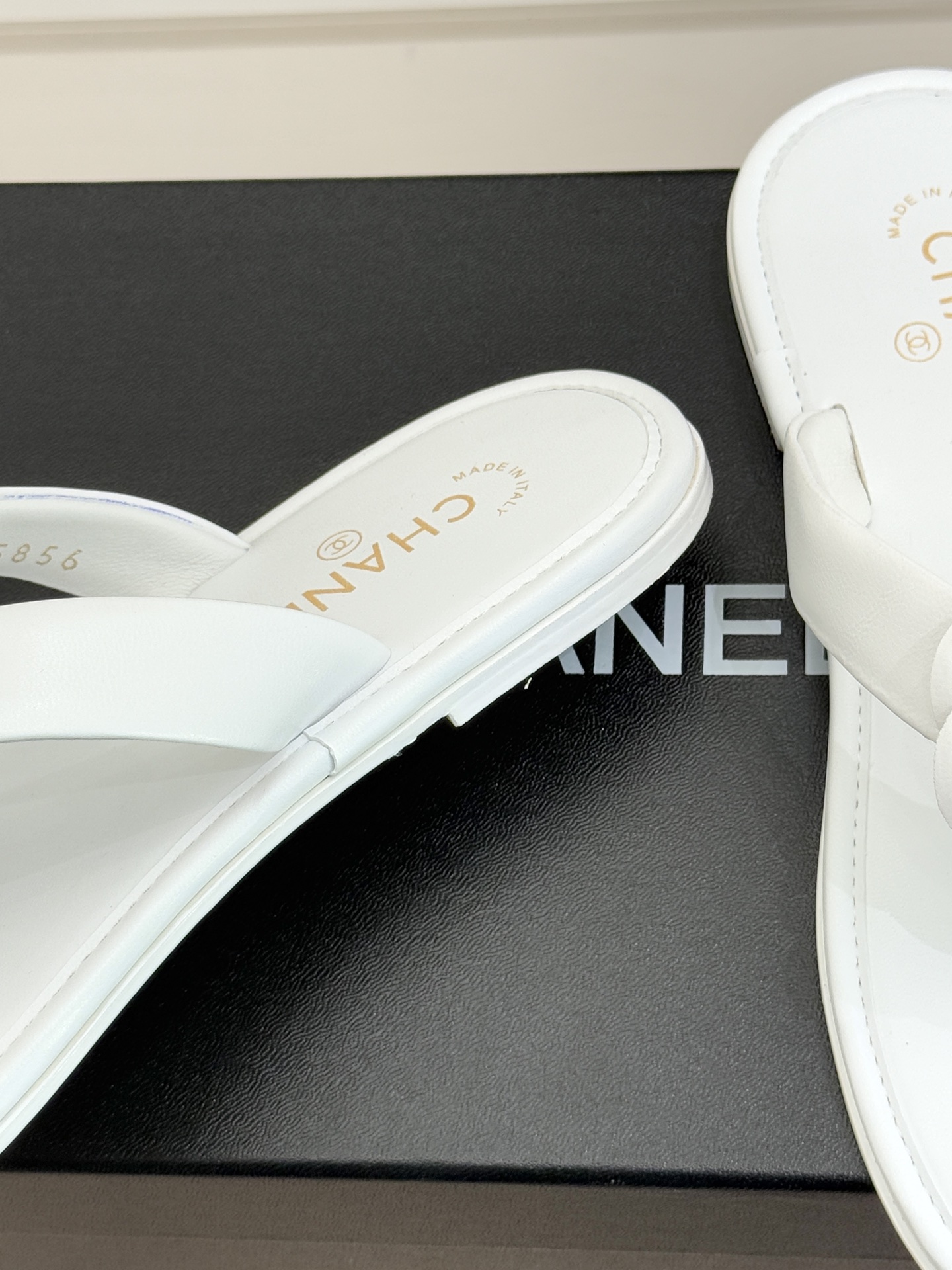 CHANE*｜小香 26C早春新品山茶花夹脚人字拖鞋将标志性山茶花元素注入慵懒步调让轻奢质感融入每一段自