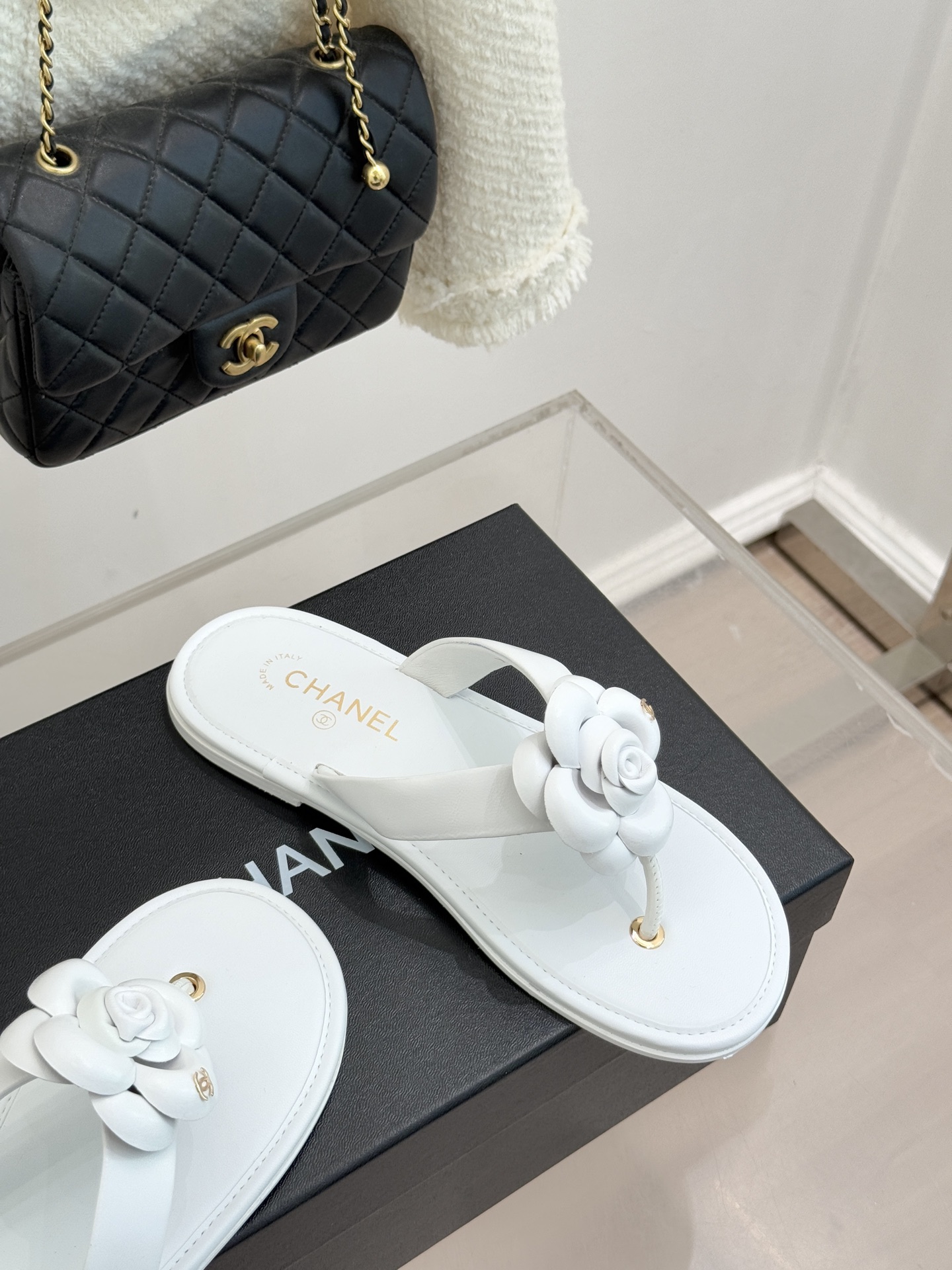 CHANE*｜小香 26C早春新品山茶花夹脚人字拖鞋将标志性山茶花元素注入慵懒步调让轻奢质感融入每一段自