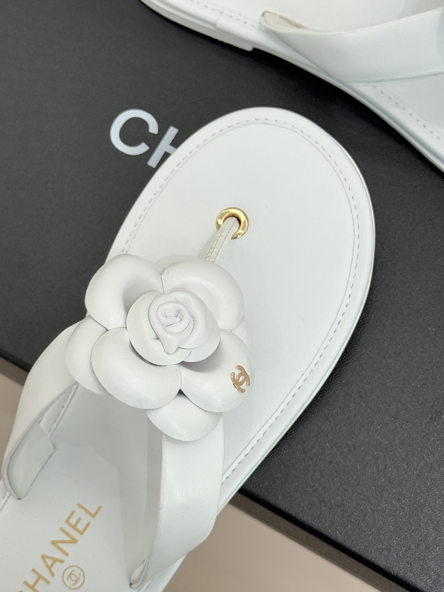 CHANE*｜小香 26C早春新品山茶花夹脚人字拖鞋将标志性山茶花元素注入慵懒步调让轻奢质感融入每一段自