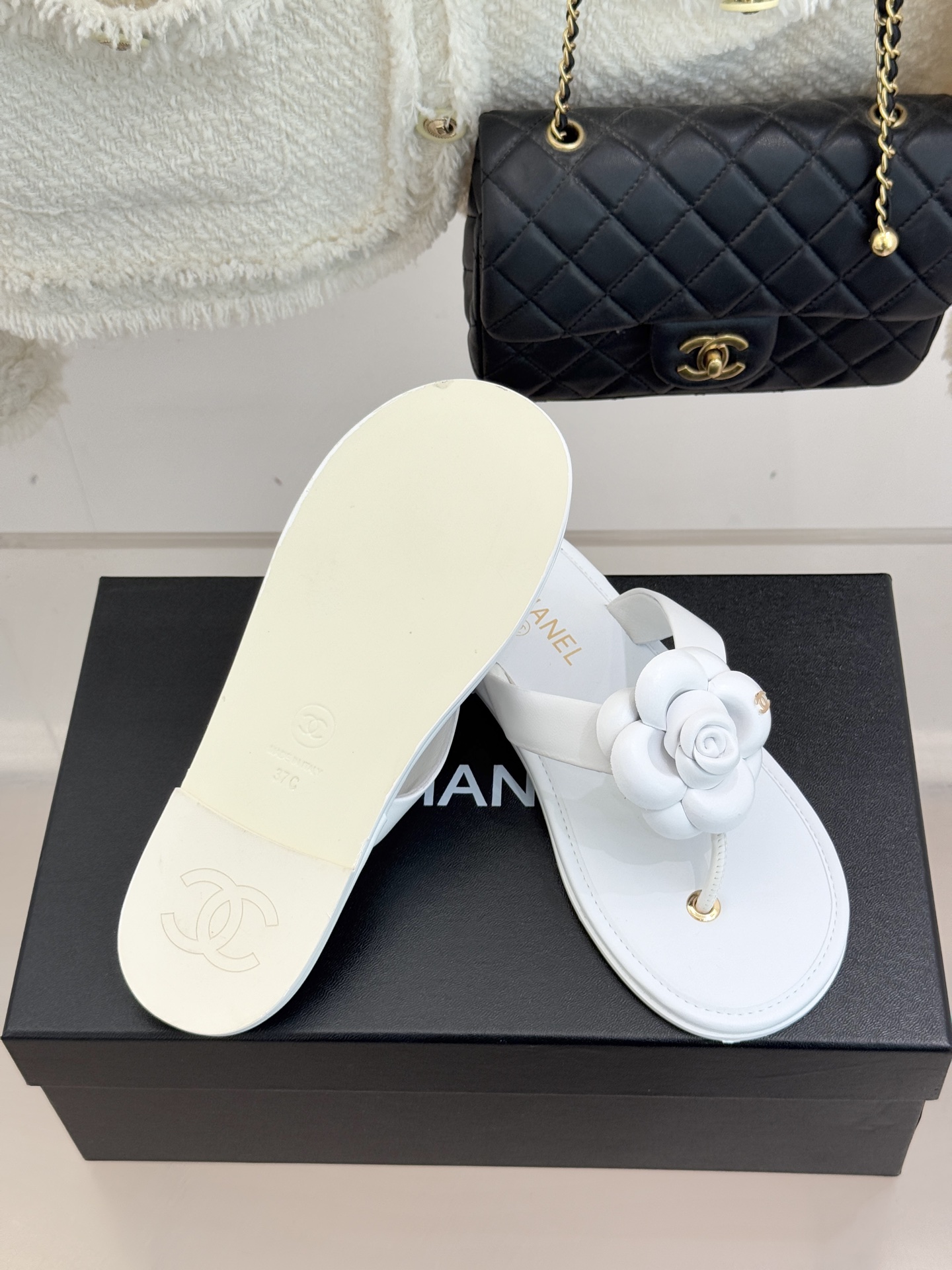 CHANE*｜小香 26C早春新品山茶花夹脚人字拖鞋将标志性山茶花元素注入慵懒步调让轻奢质感融入每一段自