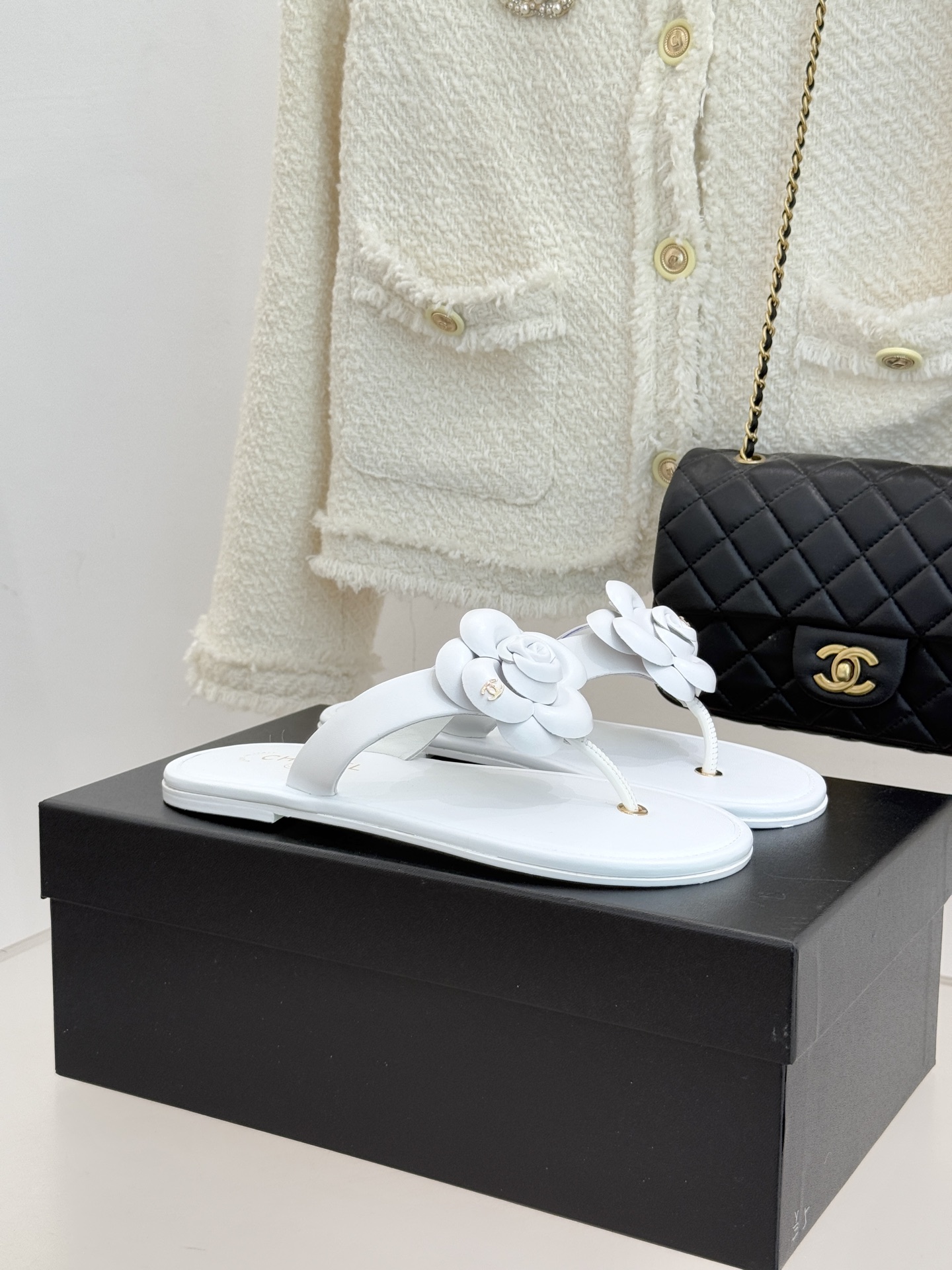 CHANE*｜小香 26C早春新品山茶花夹脚人字拖鞋将标志性山茶花元素注入慵懒步调让轻奢质感融入每一段自