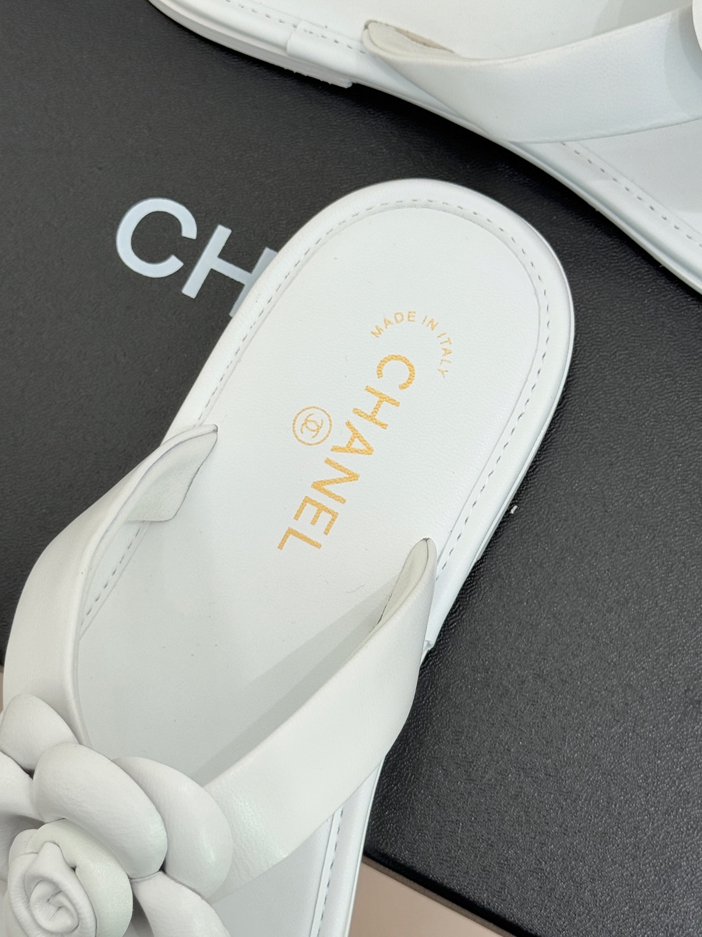 CHANE*｜小香 26C早春新品山茶花夹脚人字拖鞋将标志性山茶花元素注入慵懒步调让轻奢质感融入每一段自