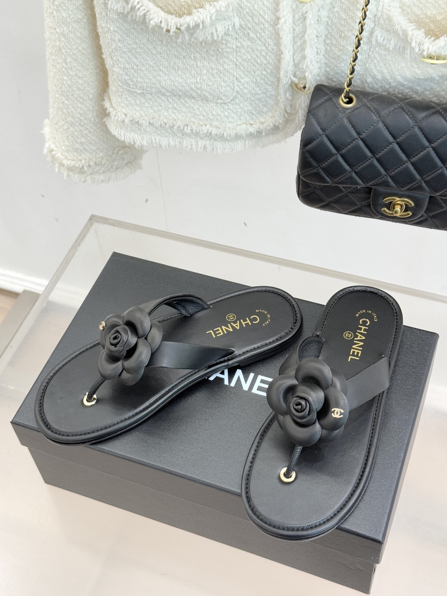 CHANE*｜小香 26C早春新品山茶花夹脚人字拖鞋将标志性山茶花元素注入慵懒步调让轻奢质感融入每一段自