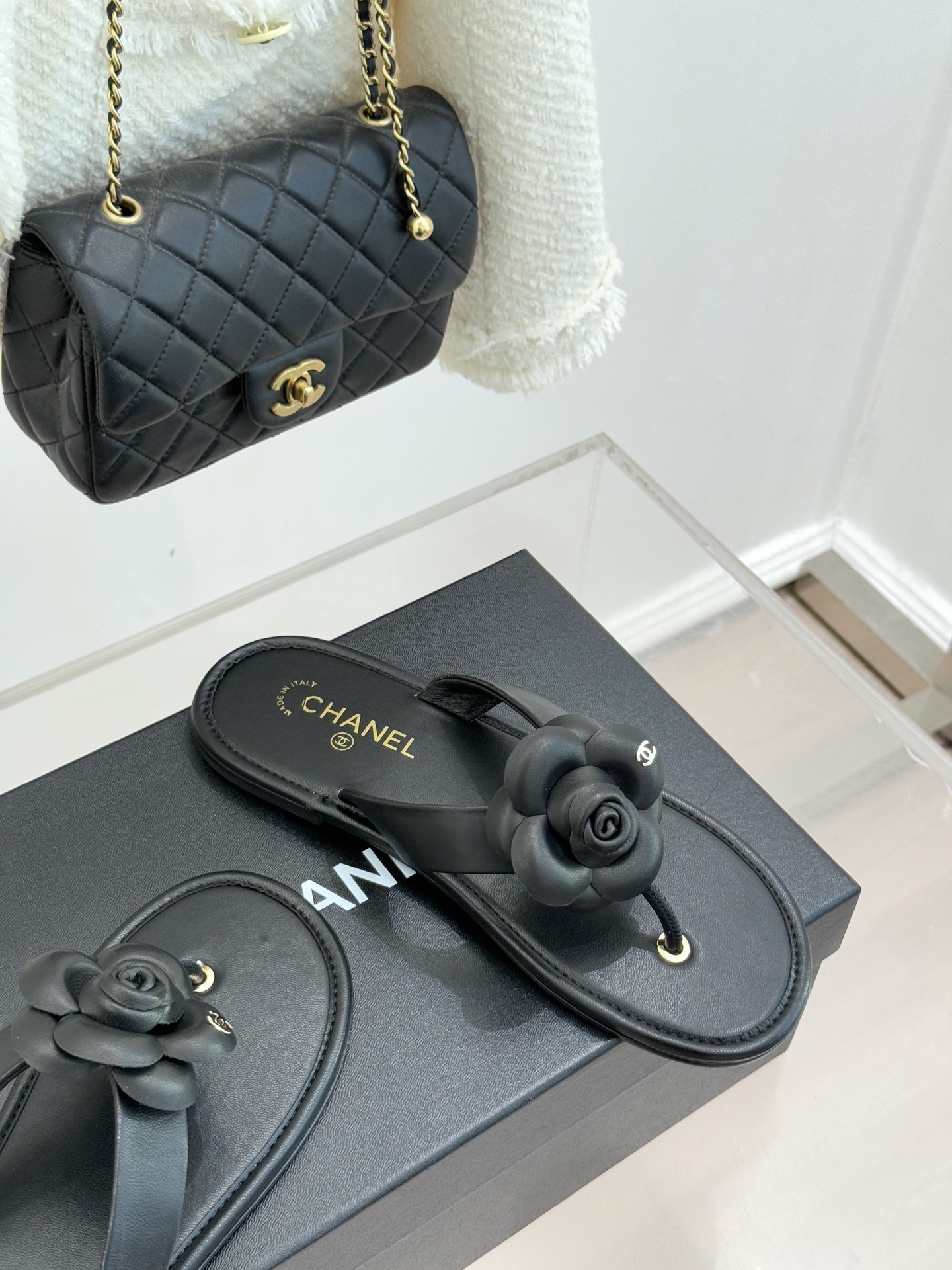 CHANE*｜小香 26C早春新品山茶花夹脚人字拖鞋将标志性山茶花元素注入慵懒步调让轻奢质感融入每一段自