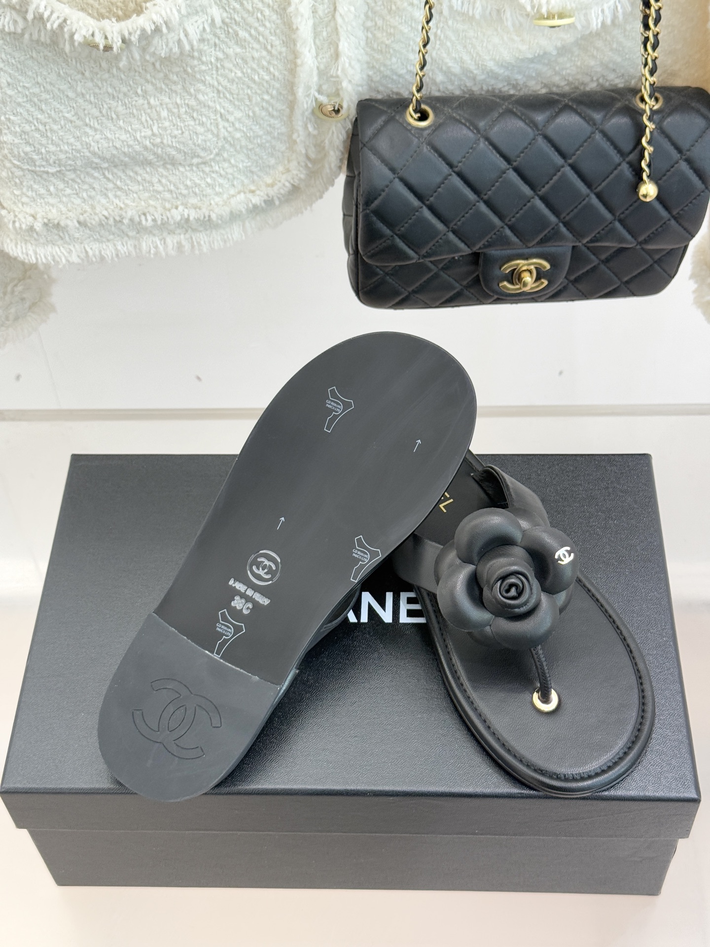 CHANE*｜小香 26C早春新品山茶花夹脚人字拖鞋将标志性山茶花元素注入慵懒步调让轻奢质感融入每一段自