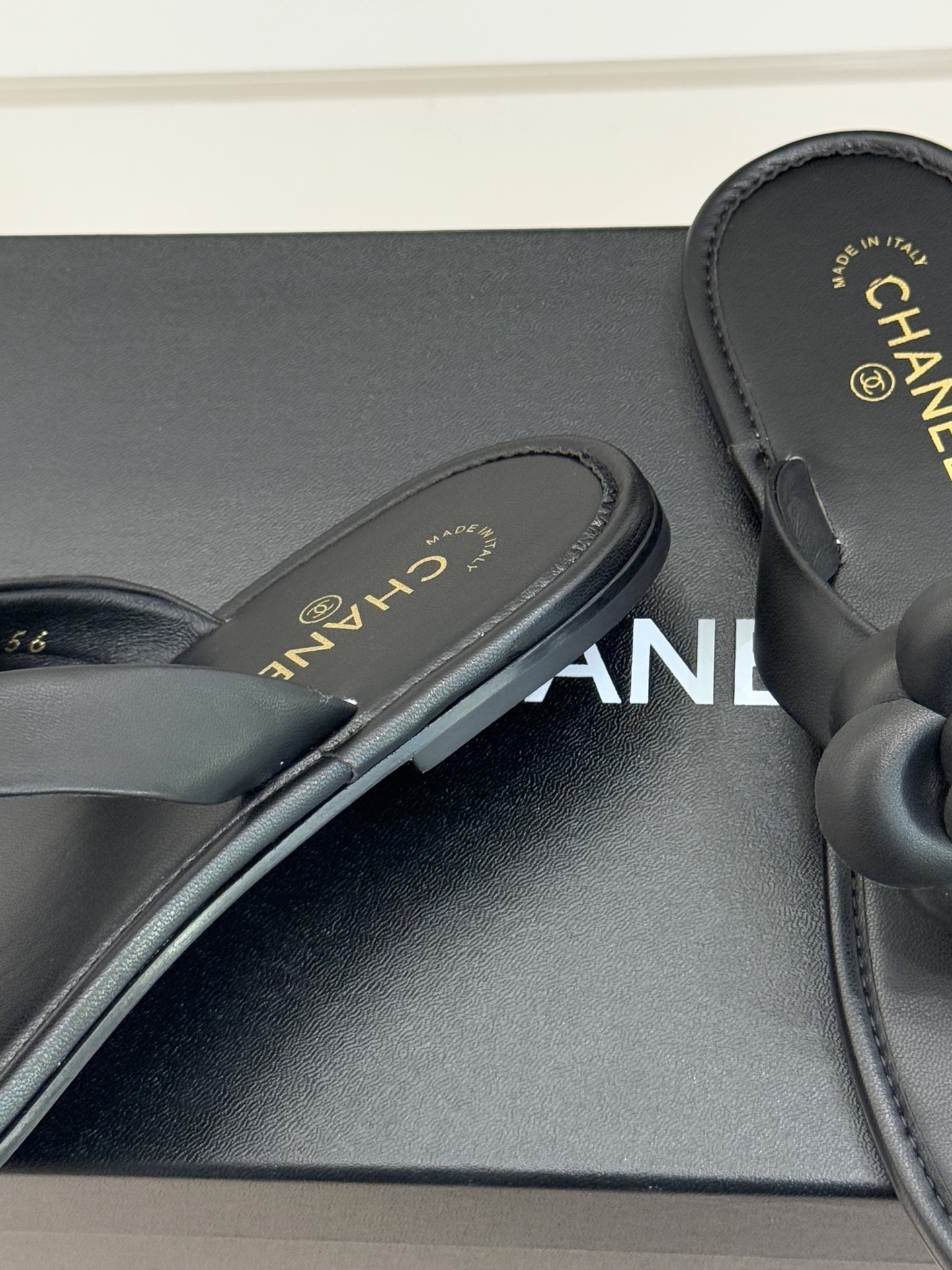 CHANE*｜小香 26C早春新品山茶花夹脚人字拖鞋将标志性山茶花元素注入慵懒步调让轻奢质感融入每一段自