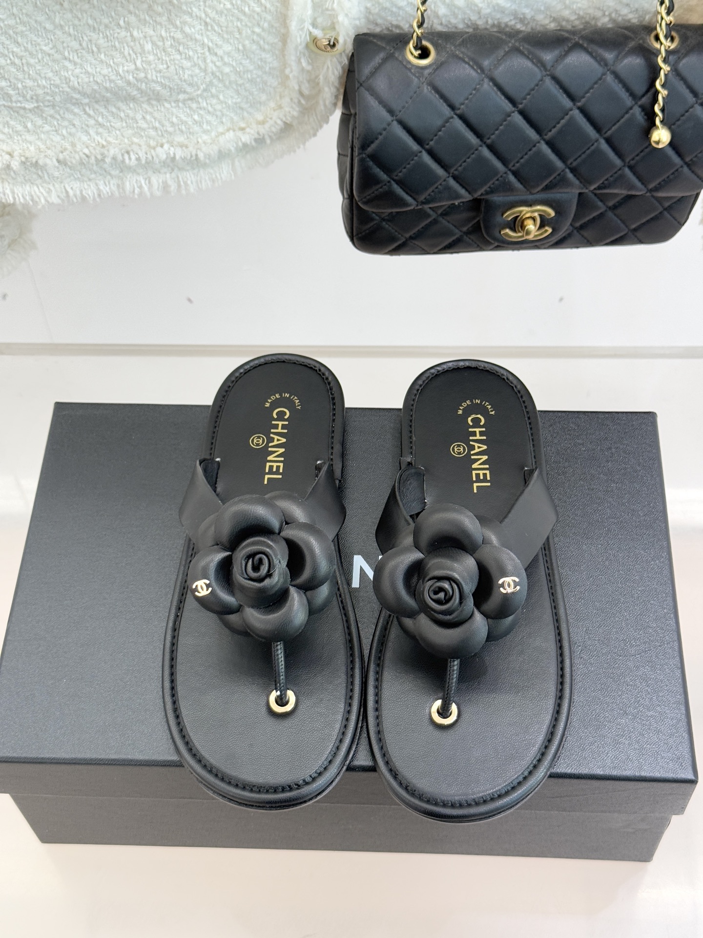 CHANE*｜小香 26C早春新品山茶花夹脚人字拖鞋将标志性山茶花元素注入慵懒步调让轻奢质感融入每一段自