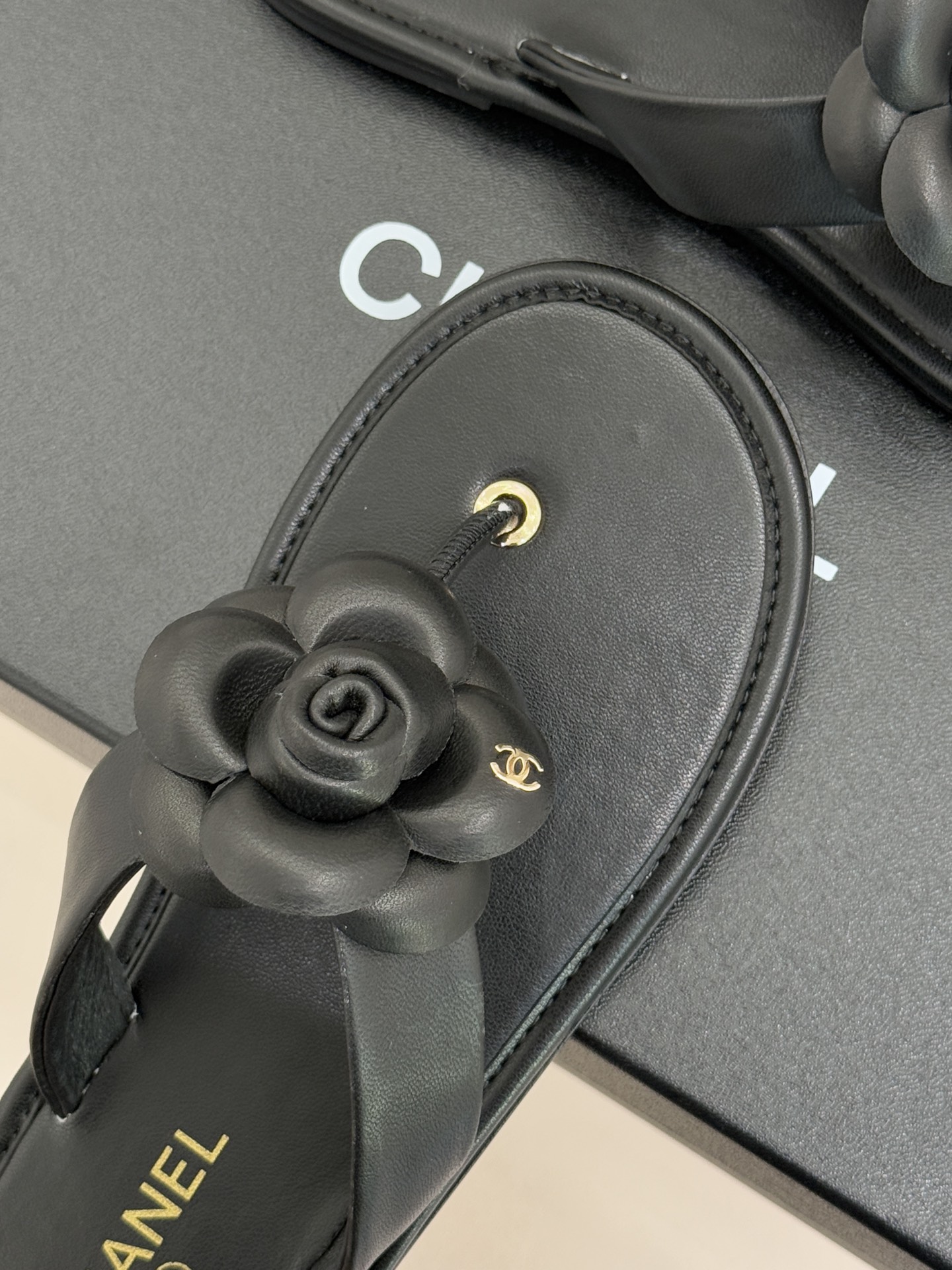 CHANE*｜小香 26C早春新品山茶花夹脚人字拖鞋将标志性山茶花元素注入慵懒步调让轻奢质感融入每一段自