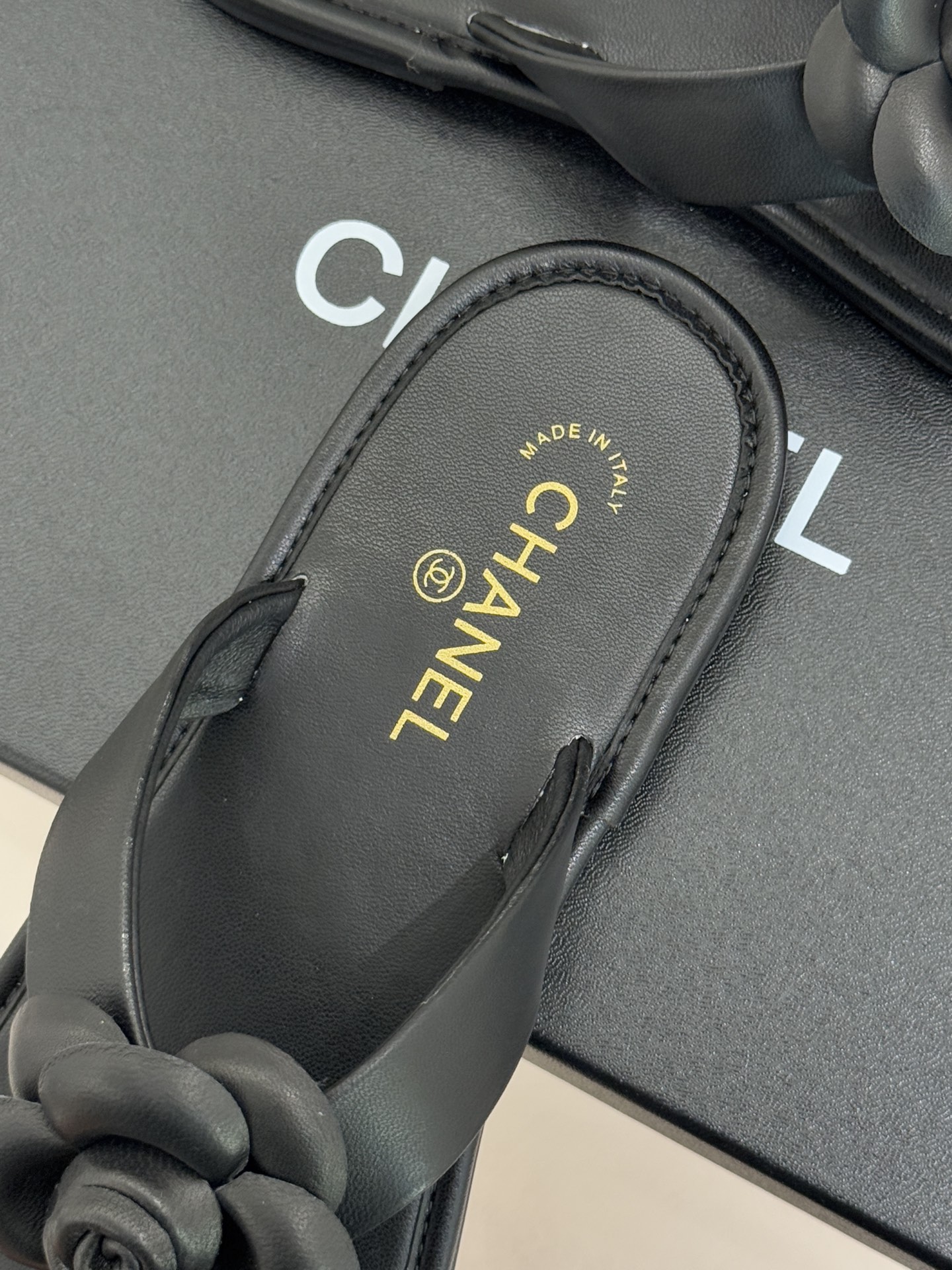 CHANE*｜小香 26C早春新品山茶花夹脚人字拖鞋将标志性山茶花元素注入慵懒步调让轻奢质感融入每一段自