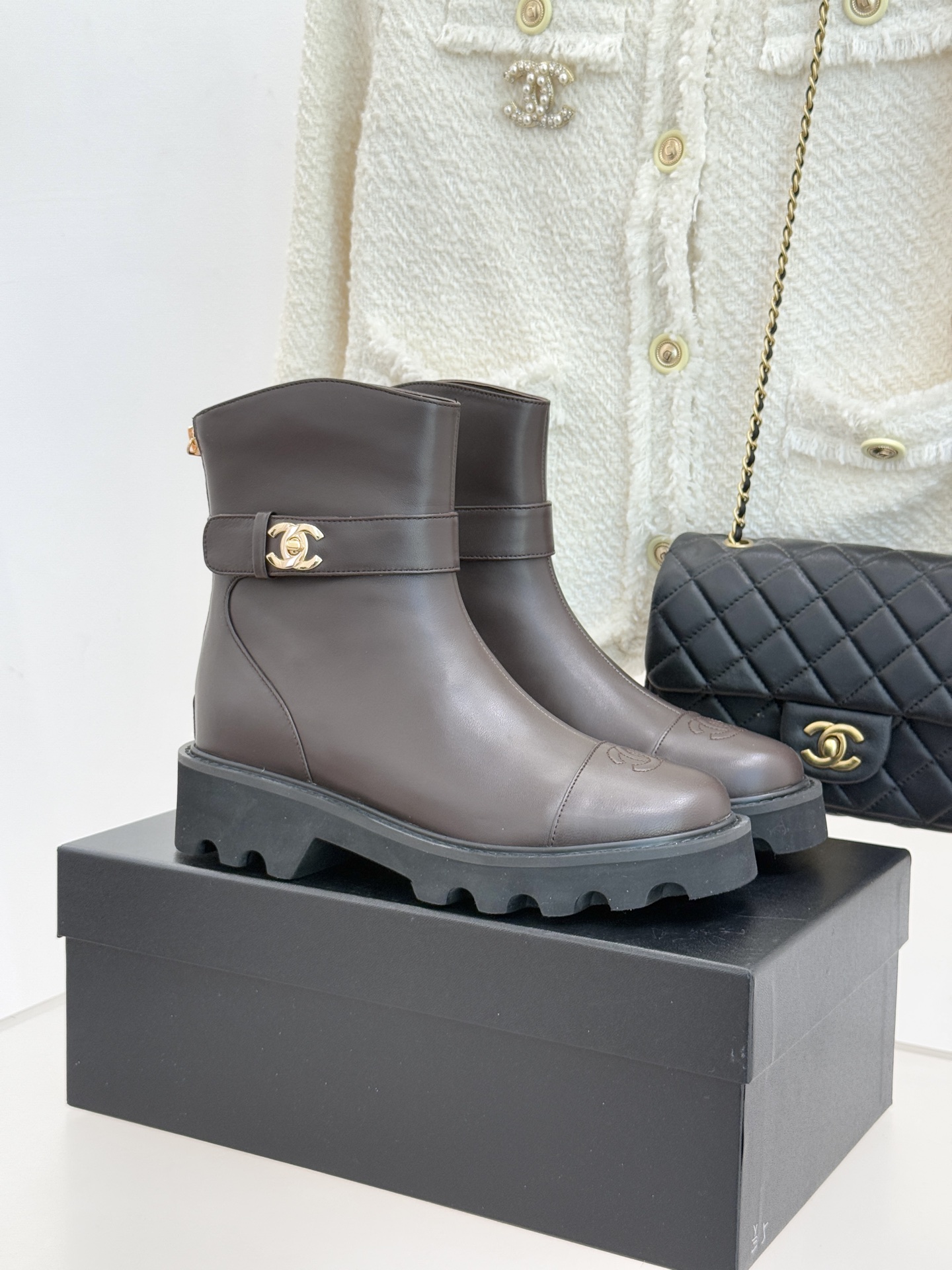 CHANE*｜小香经典拼色厚底短靴当粗粝复古感碰撞高级质感这双短靴便成了跨越时空的时尚注解。皮带式缠绕鞋