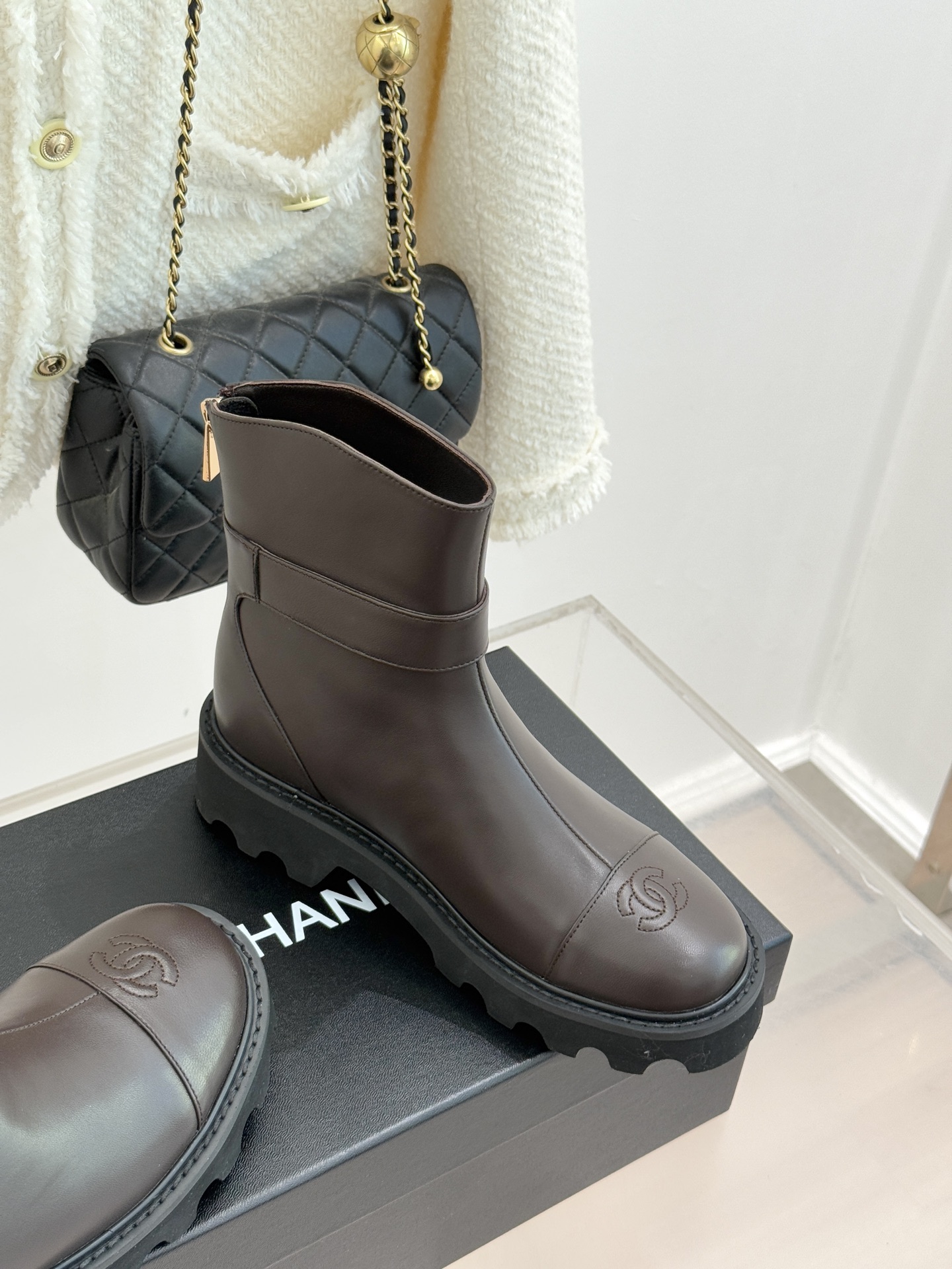 CHANE*｜小香经典拼色厚底短靴当粗粝复古感碰撞高级质感这双短靴便成了跨越时空的时尚注解。皮带式缠绕鞋