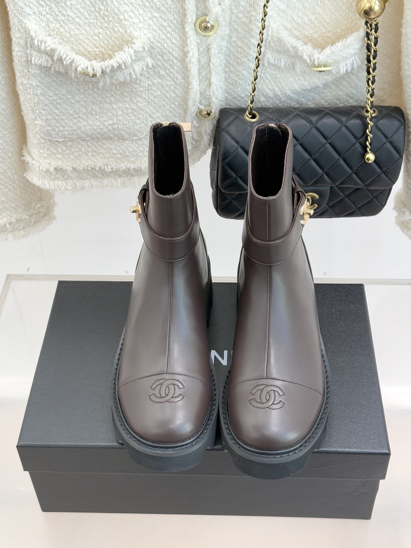 CHANE*｜小香经典拼色厚底短靴当粗粝复古感碰撞高级质感这双短靴便成了跨越时空的时尚注解。皮带式缠绕鞋