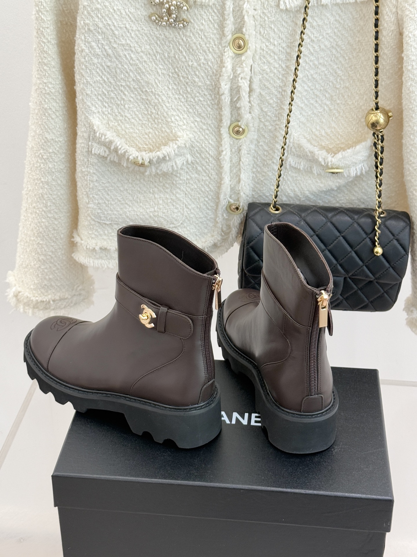 CHANE*｜小香经典拼色厚底短靴当粗粝复古感碰撞高级质感这双短靴便成了跨越时空的时尚注解。皮带式缠绕鞋