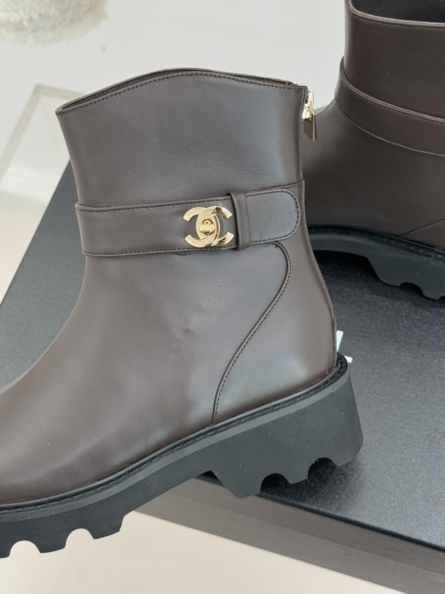 CHANE*｜小香经典拼色厚底短靴当粗粝复古感碰撞高级质感这双短靴便成了跨越时空的时尚注解。皮带式缠绕鞋