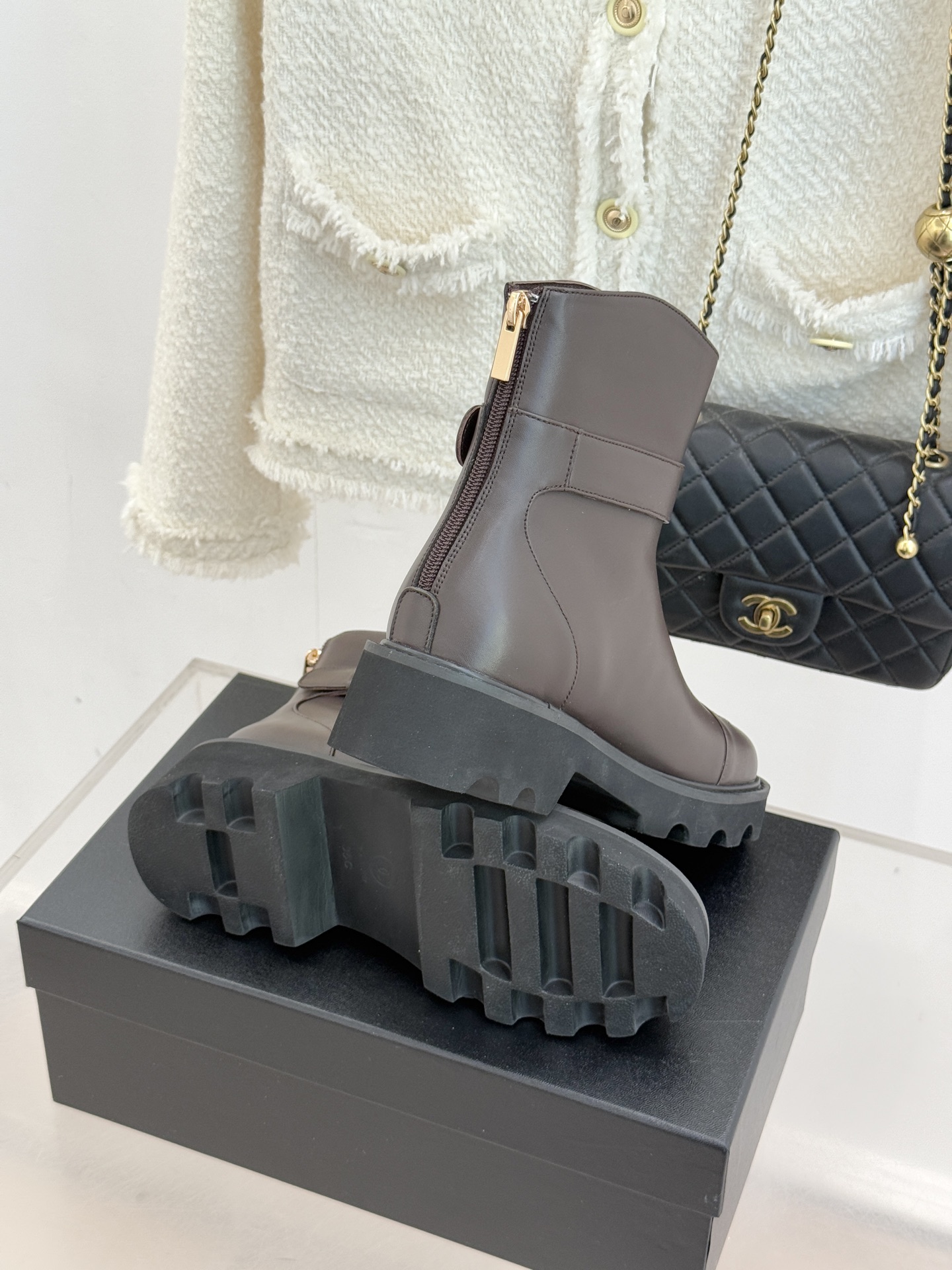 CHANE*｜小香经典拼色厚底短靴当粗粝复古感碰撞高级质感这双短靴便成了跨越时空的时尚注解。皮带式缠绕鞋