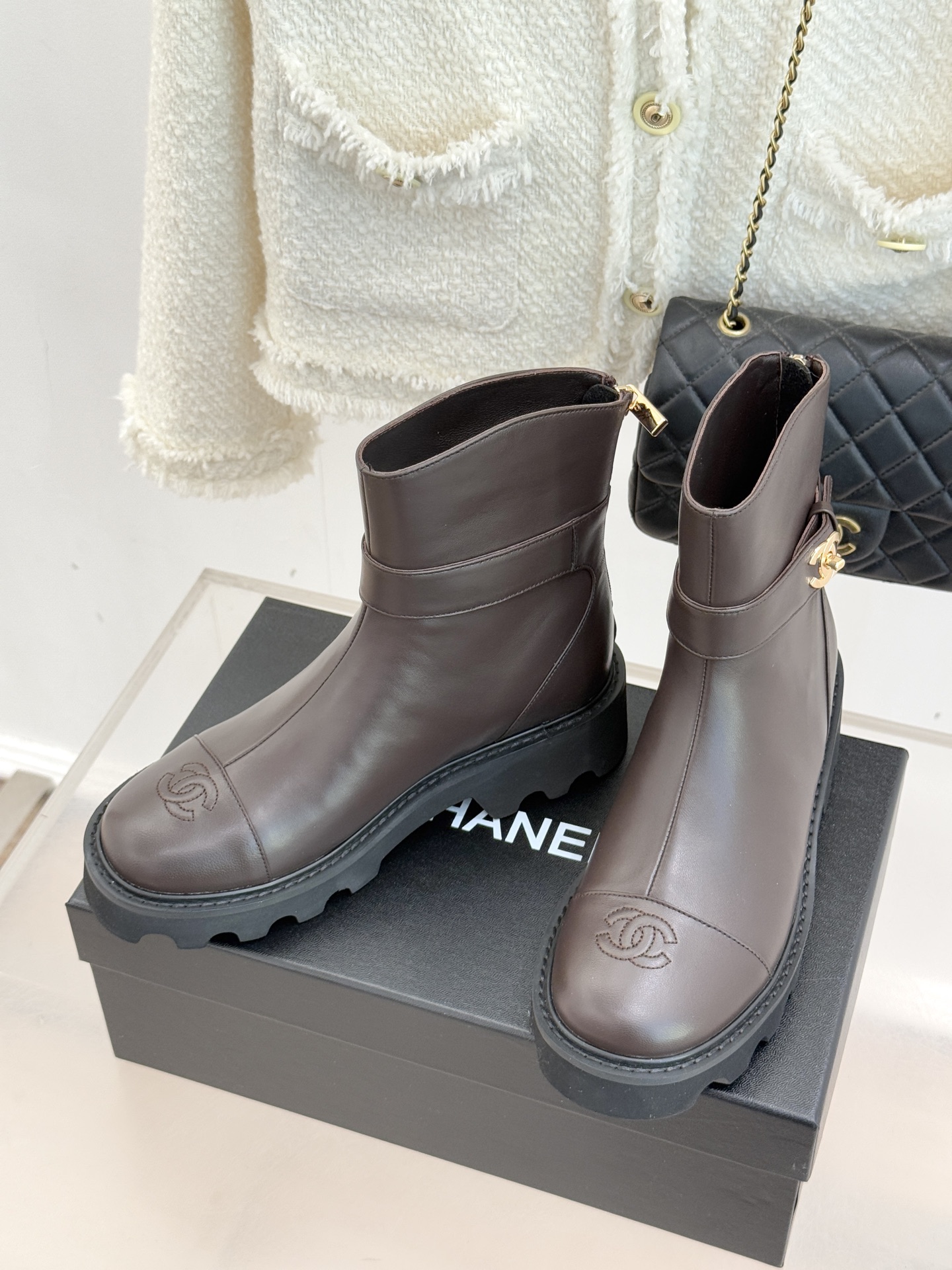 CHANE*｜小香经典拼色厚底短靴当粗粝复古感碰撞高级质感这双短靴便成了跨越时空的时尚注解。皮带式缠绕鞋