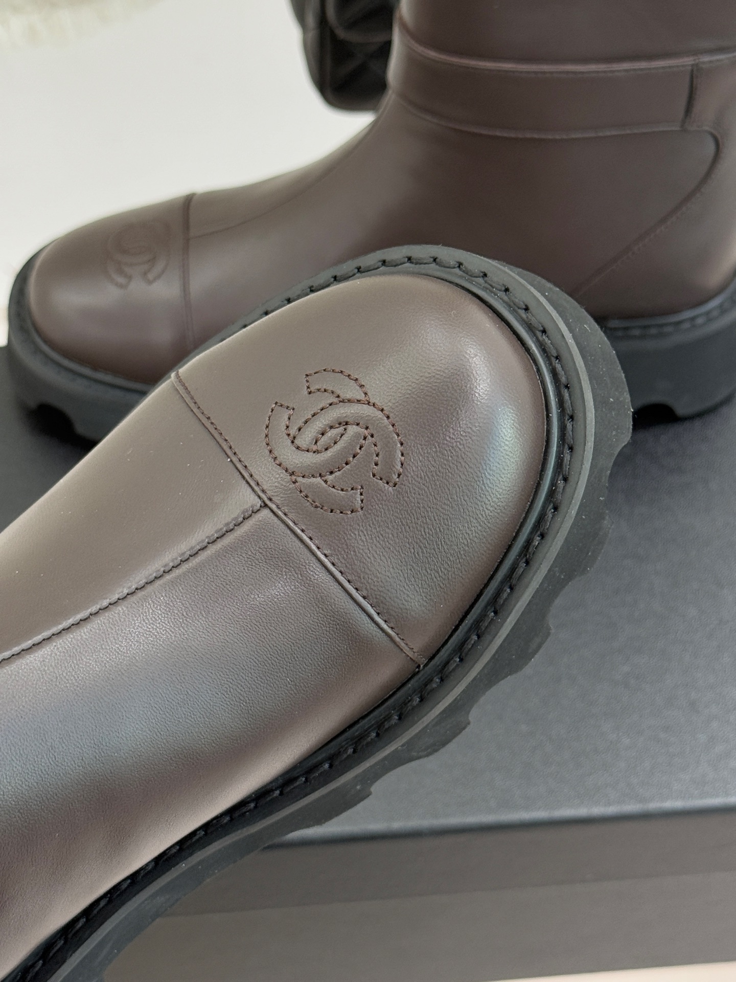 CHANE*｜小香经典拼色厚底短靴当粗粝复古感碰撞高级质感这双短靴便成了跨越时空的时尚注解。皮带式缠绕鞋