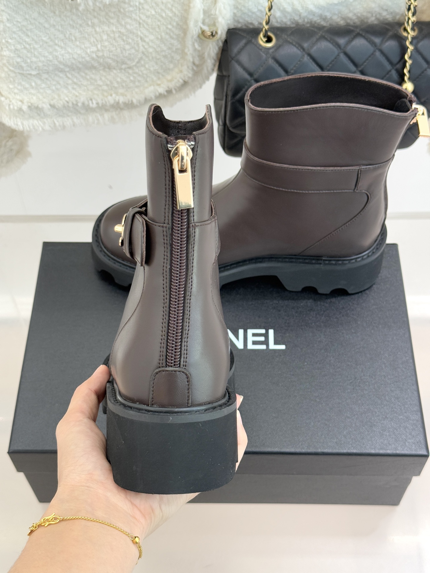 CHANE*｜小香经典拼色厚底短靴当粗粝复古感碰撞高级质感这双短靴便成了跨越时空的时尚注解。皮带式缠绕鞋