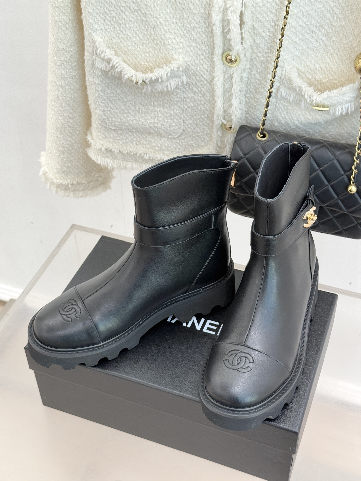 CHANE*｜小香经典拼色厚底短靴当粗粝复古感碰撞高级质感这双短靴便成了跨越时空的时尚注解。皮带式缠绕鞋