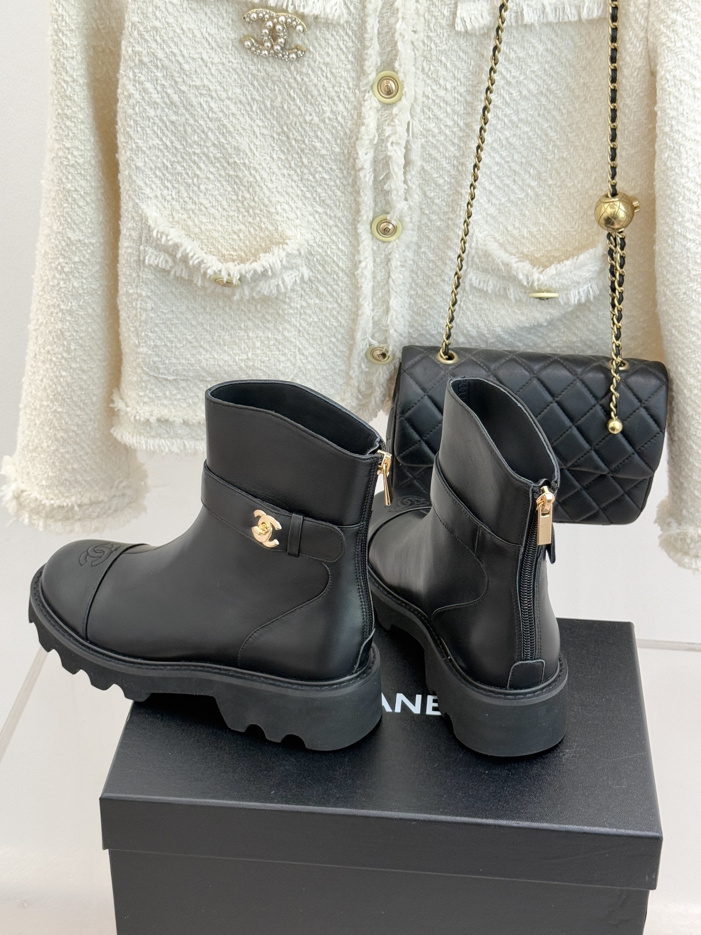 CHANE*｜小香经典拼色厚底短靴当粗粝复古感碰撞高级质感这双短靴便成了跨越时空的时尚注解。皮带式缠绕鞋