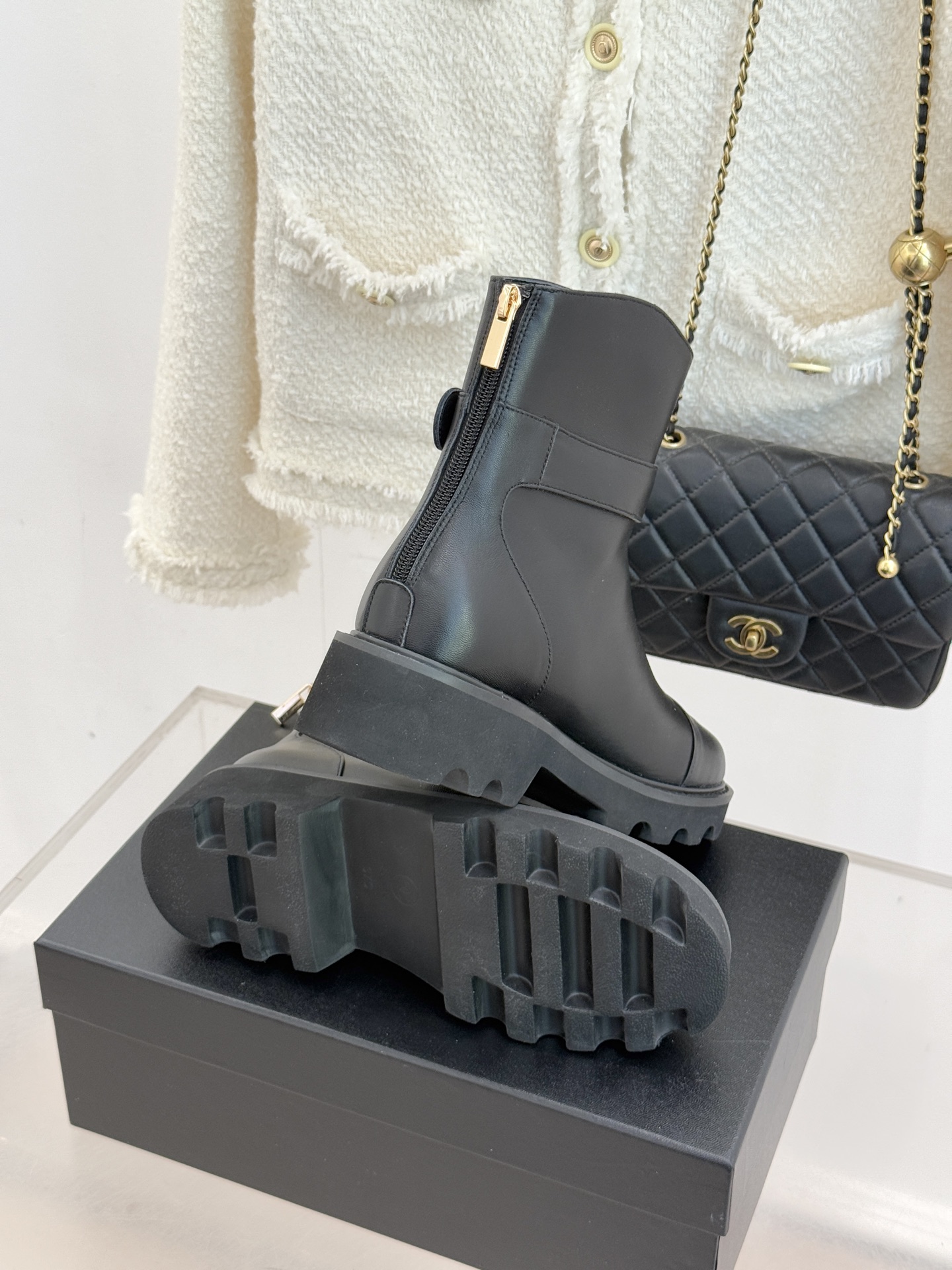 CHANE*｜小香经典拼色厚底短靴当粗粝复古感碰撞高级质感这双短靴便成了跨越时空的时尚注解。皮带式缠绕鞋