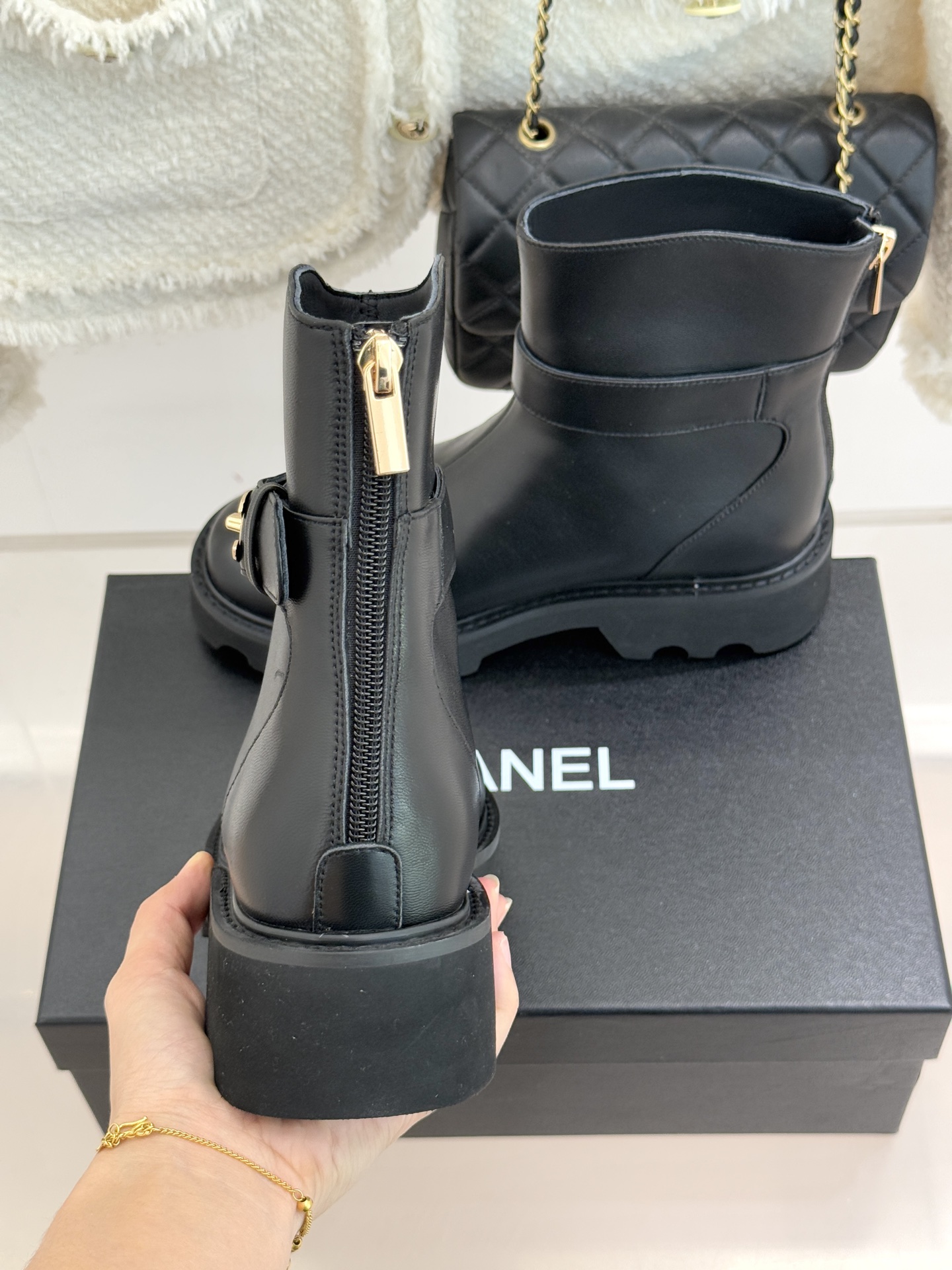 CHANE*｜小香经典拼色厚底短靴当粗粝复古感碰撞高级质感这双短靴便成了跨越时空的时尚注解。皮带式缠绕鞋