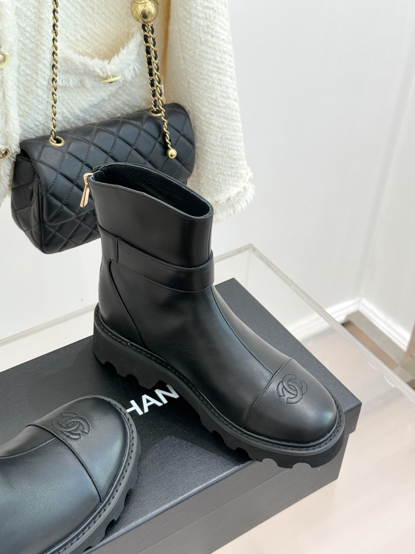 CHANE*｜小香经典拼色厚底短靴当粗粝复古感碰撞高级质感这双短靴便成了跨越时空的时尚注解。皮带式缠绕鞋