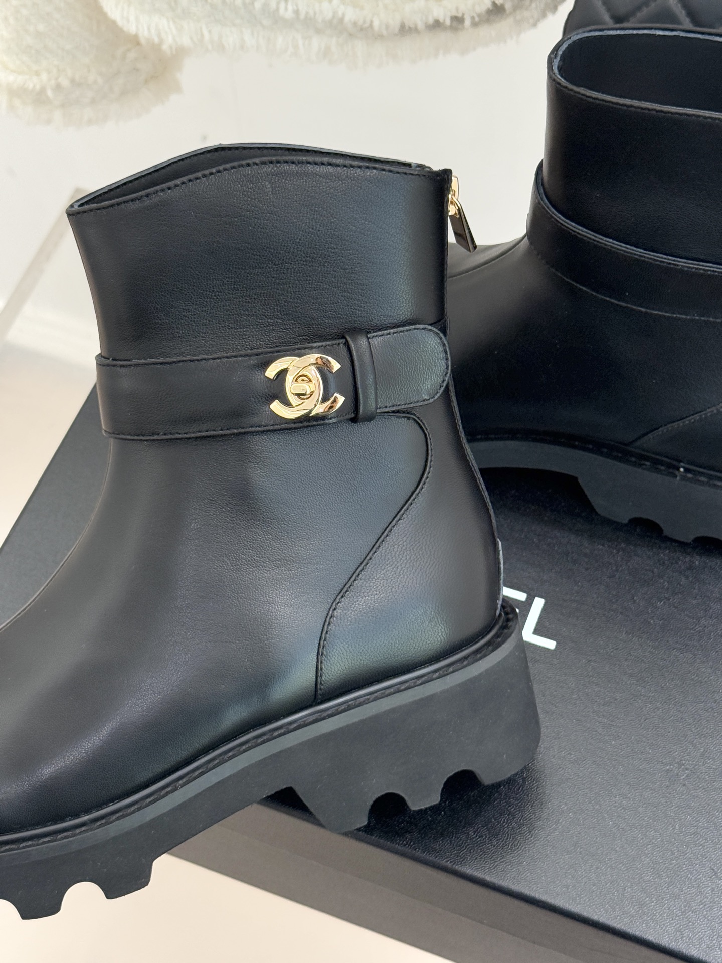 CHANE*｜小香经典拼色厚底短靴当粗粝复古感碰撞高级质感这双短靴便成了跨越时空的时尚注解。皮带式缠绕鞋