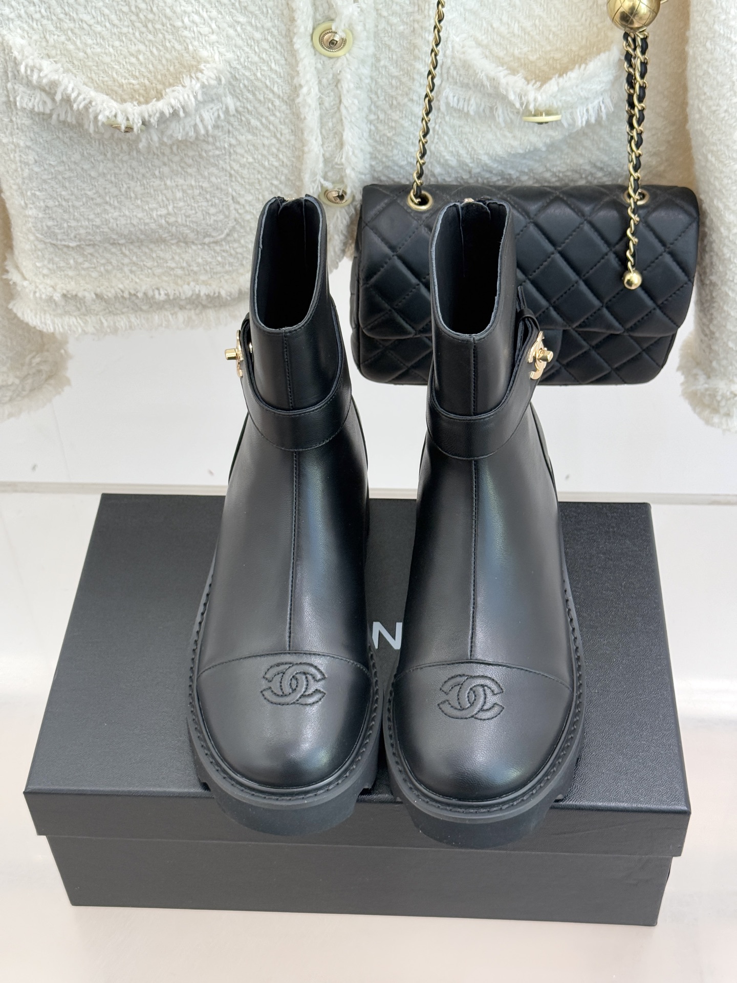 CHANE*｜小香经典拼色厚底短靴当粗粝复古感碰撞高级质感这双短靴便成了跨越时空的时尚注解。皮带式缠绕鞋