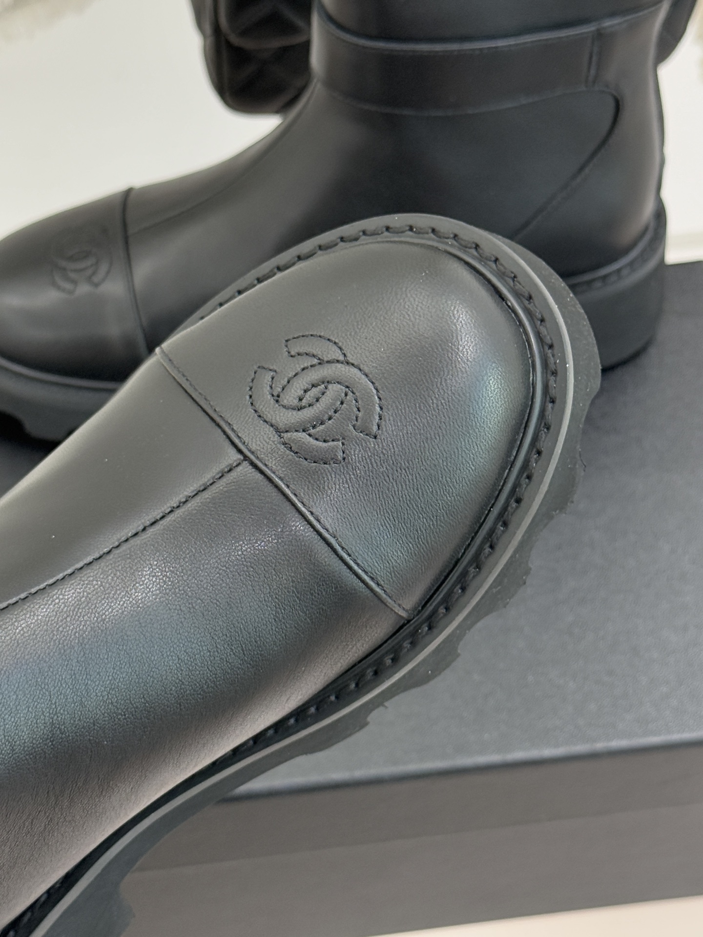 CHANE*｜小香经典拼色厚底短靴当粗粝复古感碰撞高级质感这双短靴便成了跨越时空的时尚注解。皮带式缠绕鞋