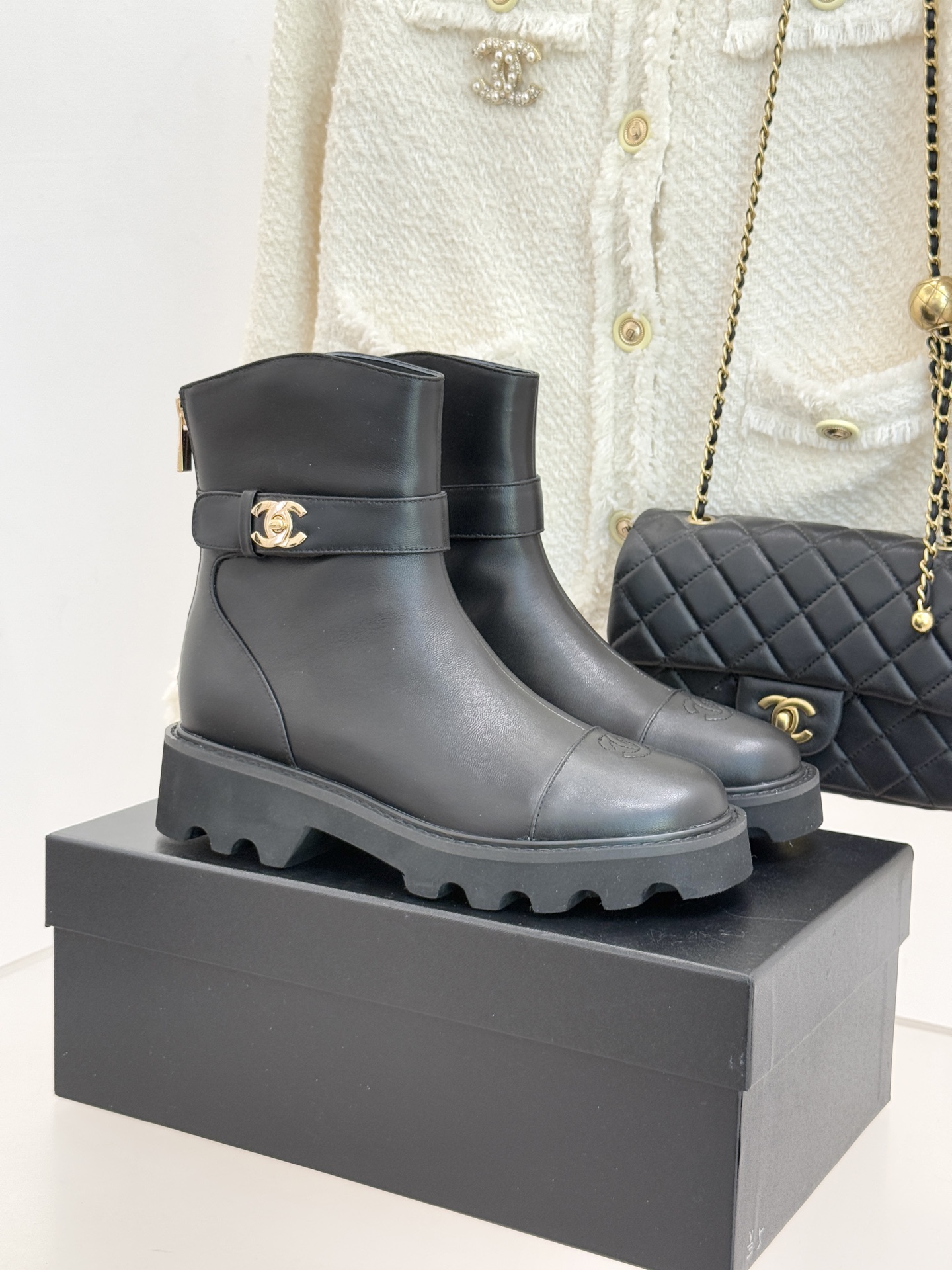 CHANE*｜小香经典拼色厚底短靴当粗粝复古感碰撞高级质感这双短靴便成了跨越时空的时尚注解。皮带式缠绕鞋