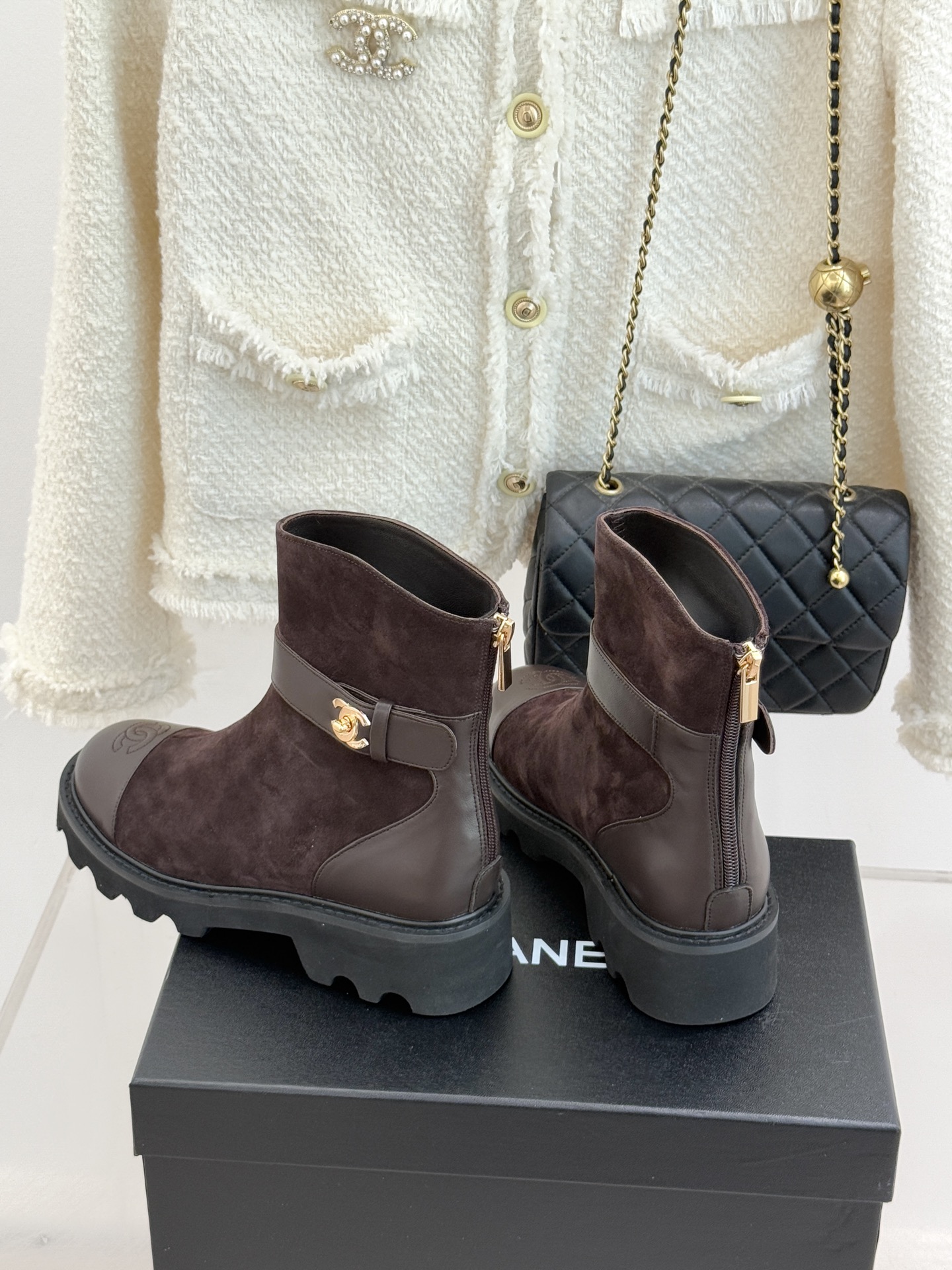 CHANE*｜小香经典拼色厚底短靴当粗粝复古感碰撞高级质感这双短靴便成了跨越时空的时尚注解。皮带式缠绕鞋