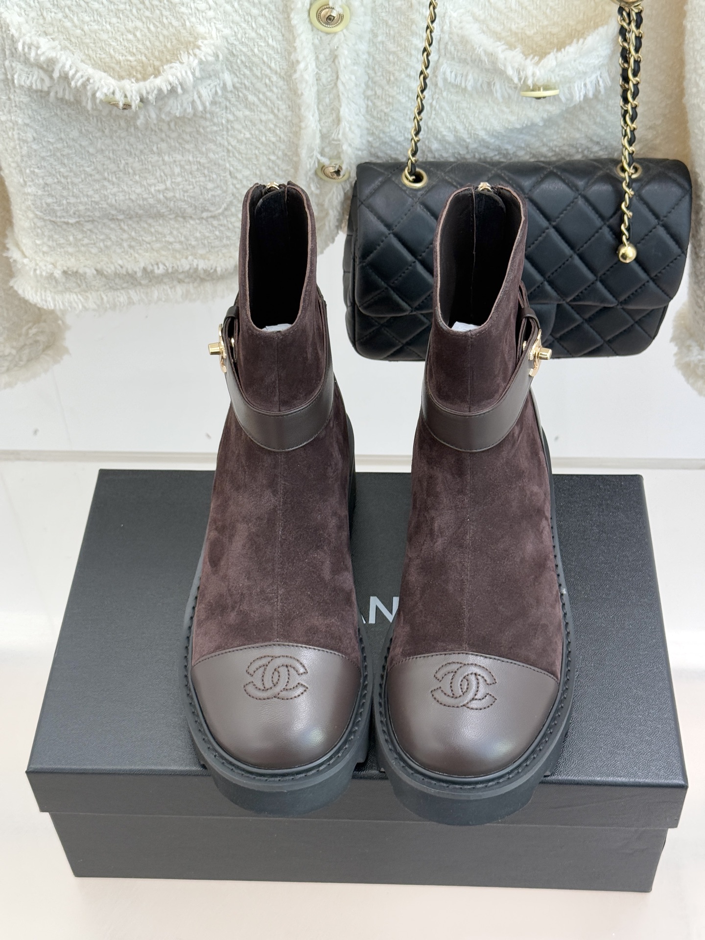 CHANE*｜小香经典拼色厚底短靴当粗粝复古感碰撞高级质感这双短靴便成了跨越时空的时尚注解。皮带式缠绕鞋