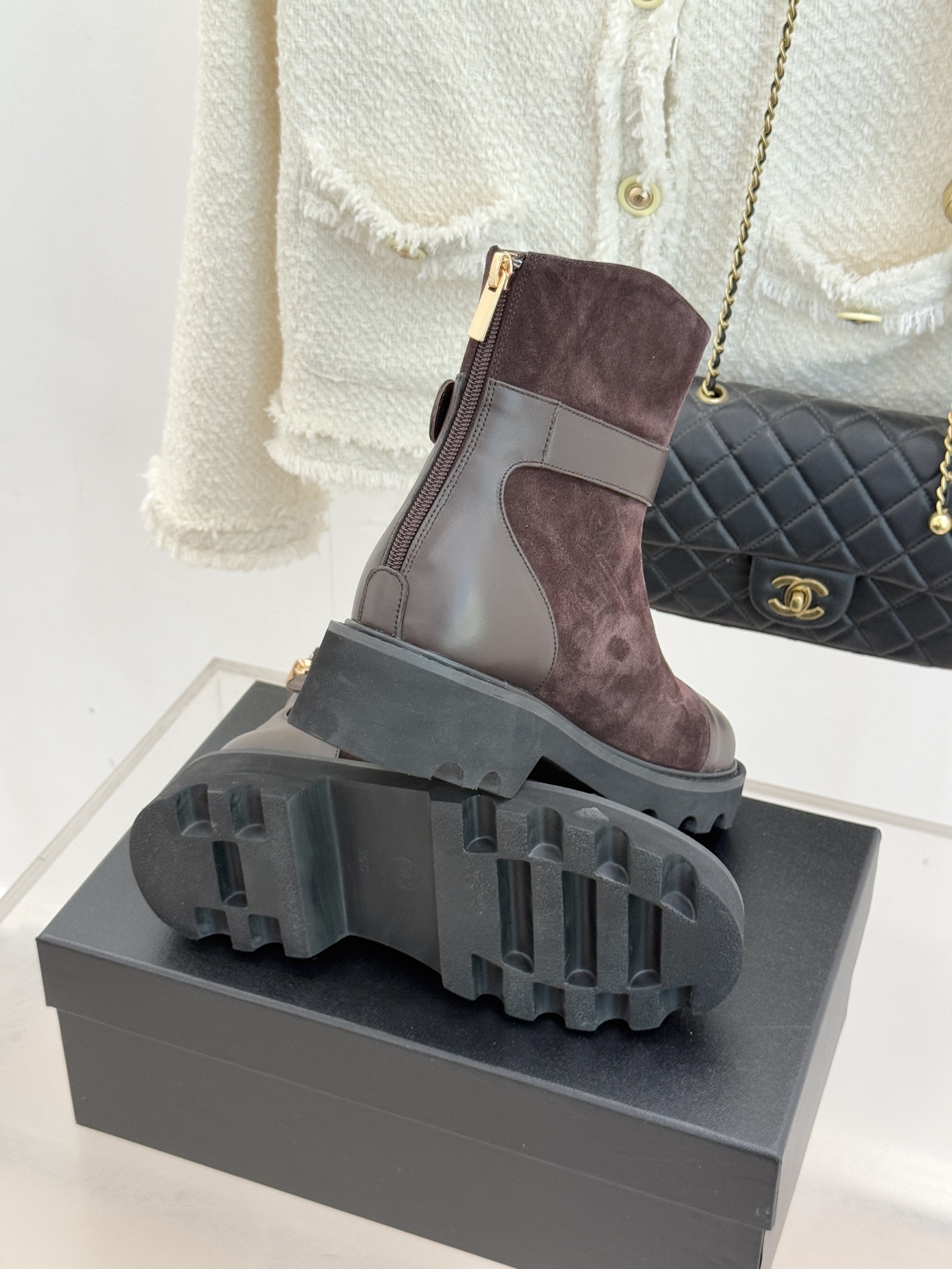 CHANE*｜小香经典拼色厚底短靴当粗粝复古感碰撞高级质感这双短靴便成了跨越时空的时尚注解。皮带式缠绕鞋