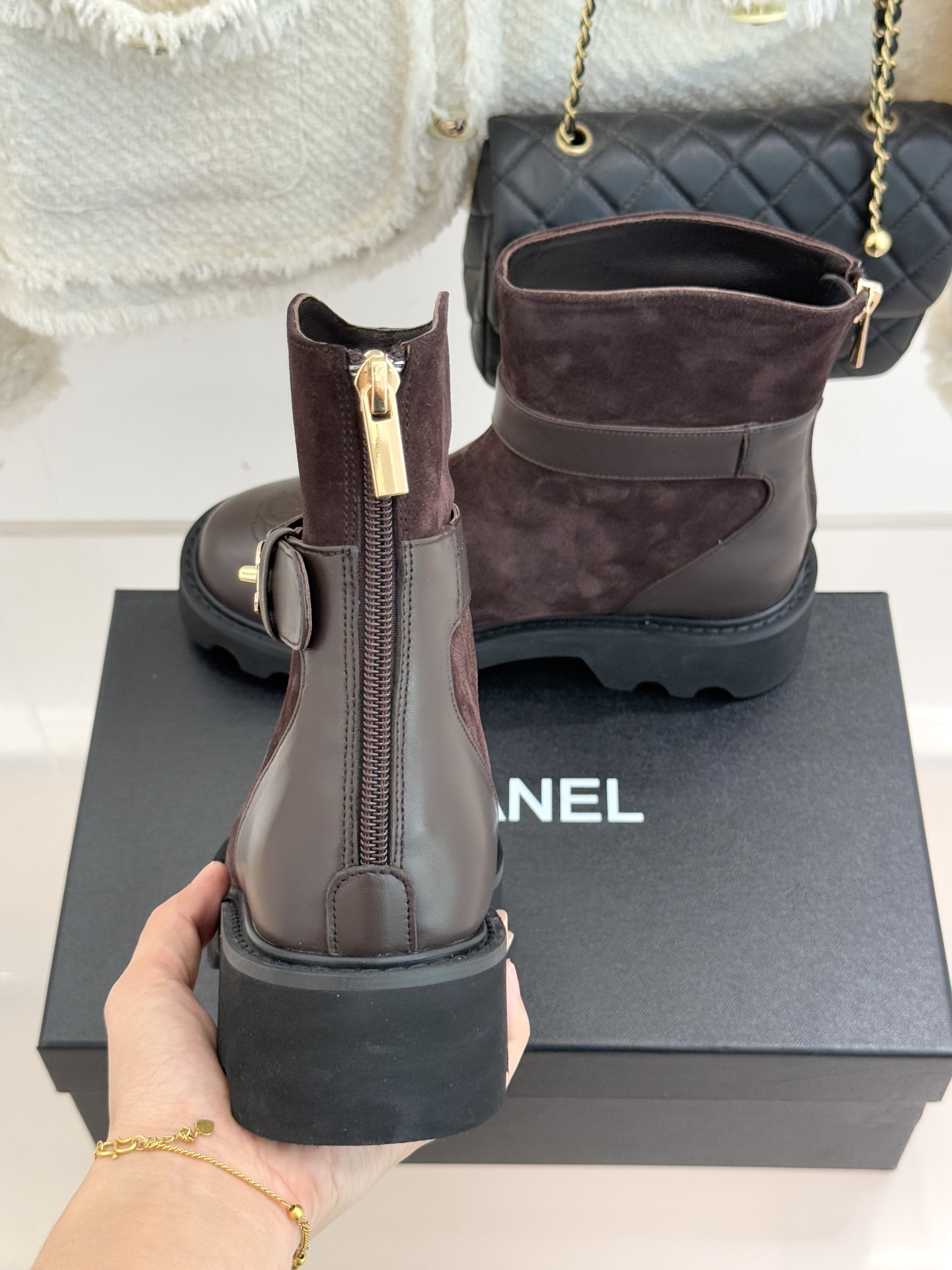 CHANE*｜小香经典拼色厚底短靴当粗粝复古感碰撞高级质感这双短靴便成了跨越时空的时尚注解。皮带式缠绕鞋