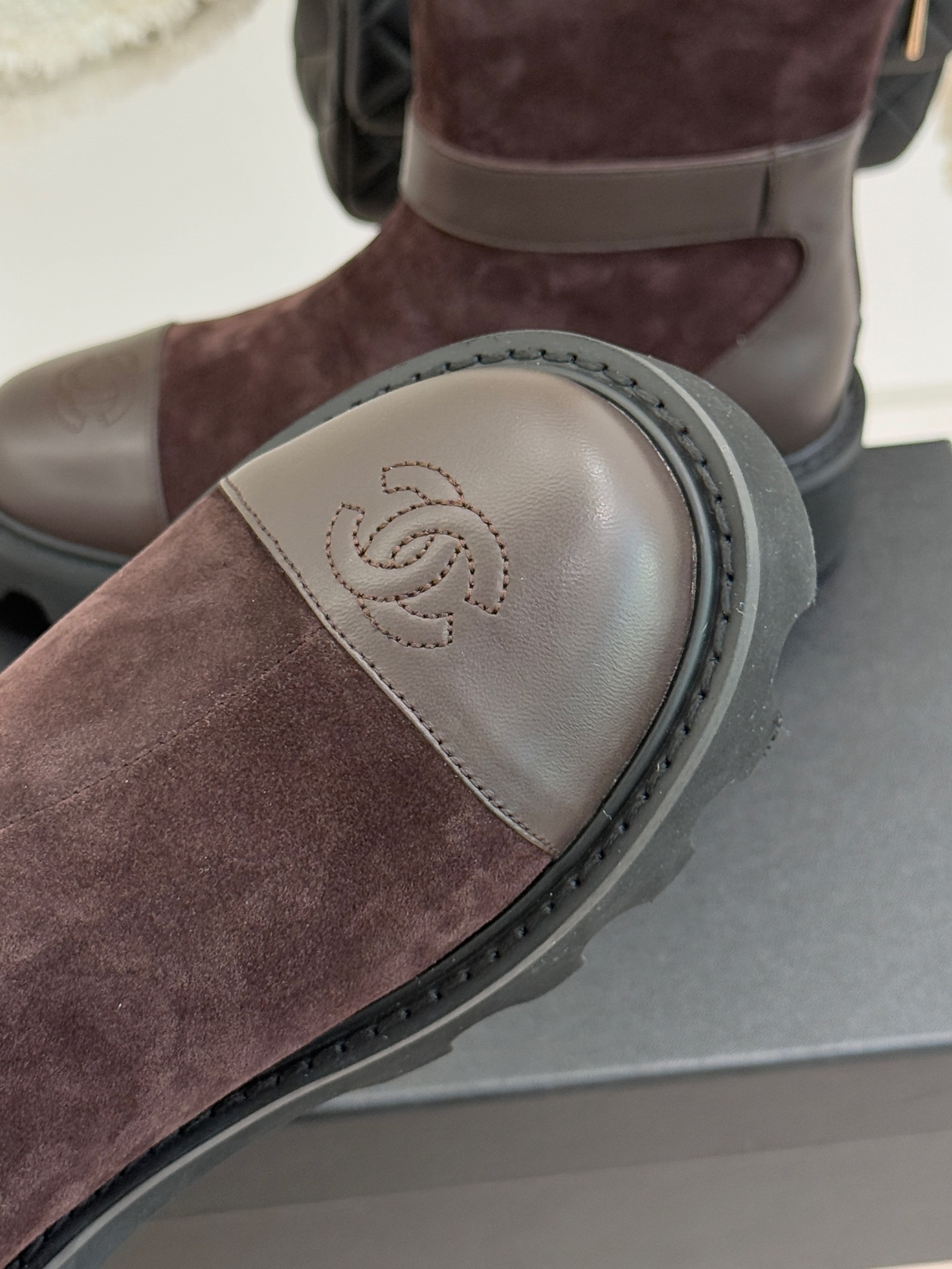 CHANE*｜小香经典拼色厚底短靴当粗粝复古感碰撞高级质感这双短靴便成了跨越时空的时尚注解。皮带式缠绕鞋